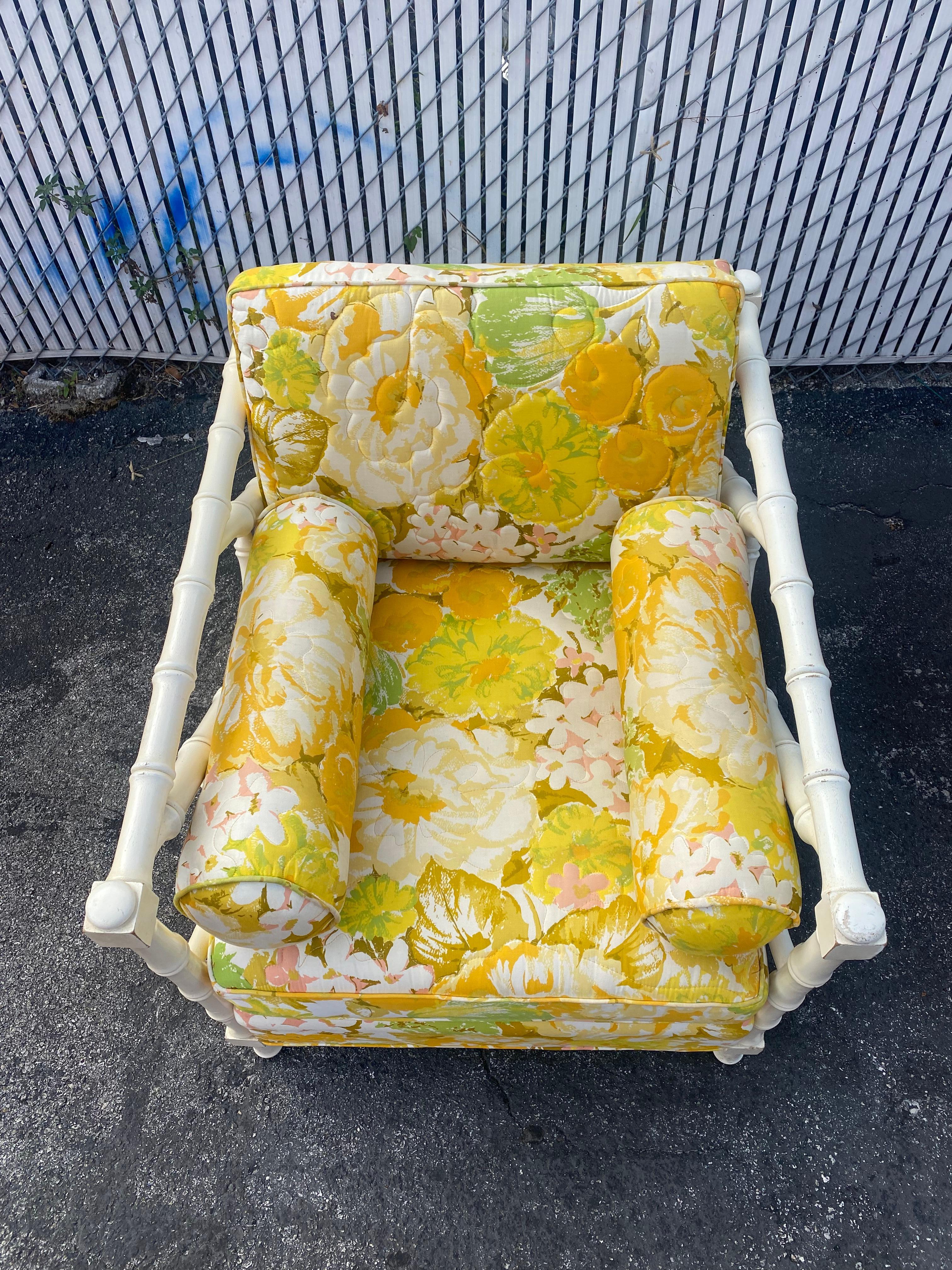 Tissu d'ameublement Chaise florale en bois de faux bambou de style Chinoserie des années 1970 en vente