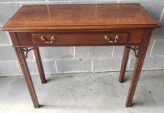 Console Chippendale des années 1970 en ronce de noyer, avec plateau ajouré et à bandes