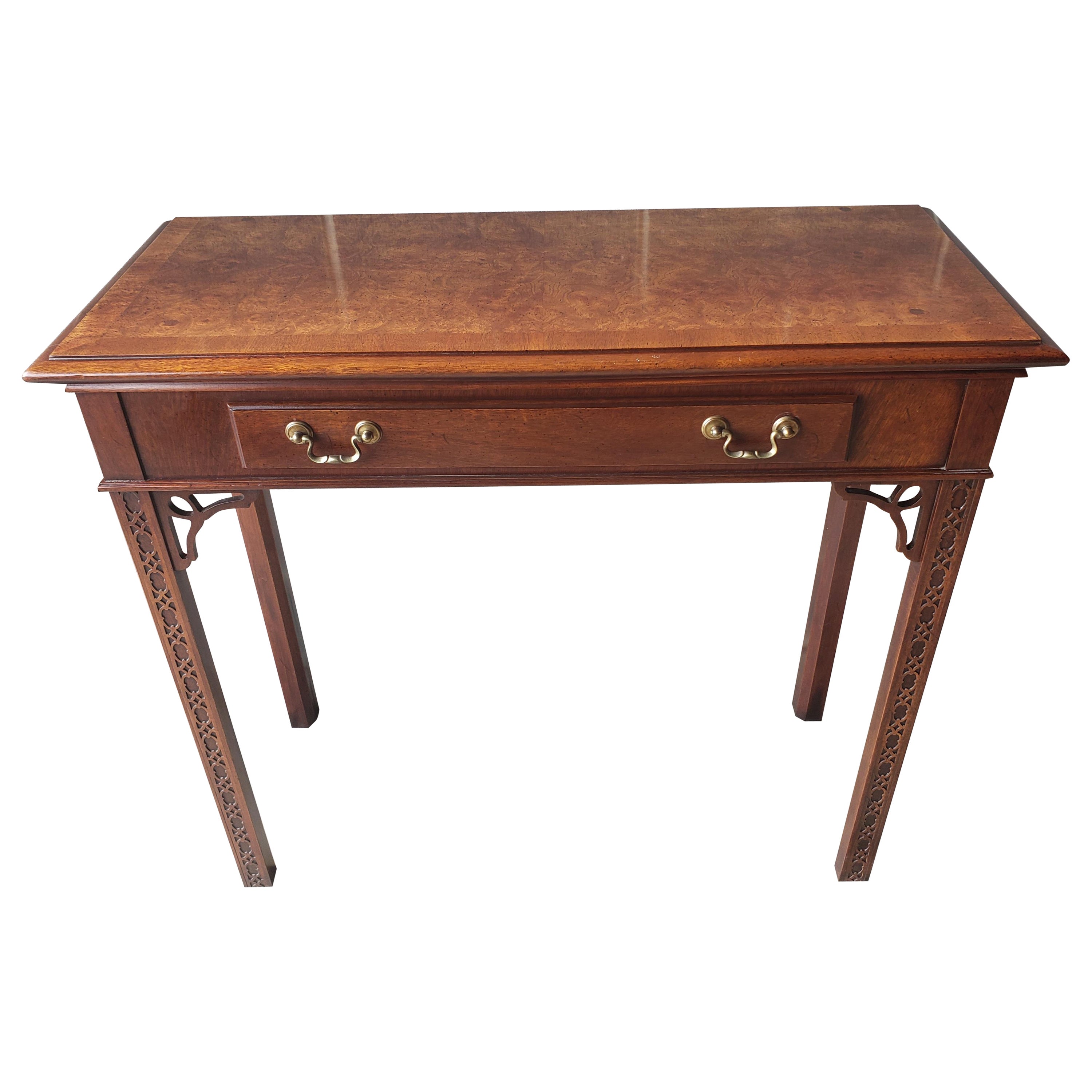 Mesa consola Chippendale de nogal burl de los años 70 con calado y tapa con bandas