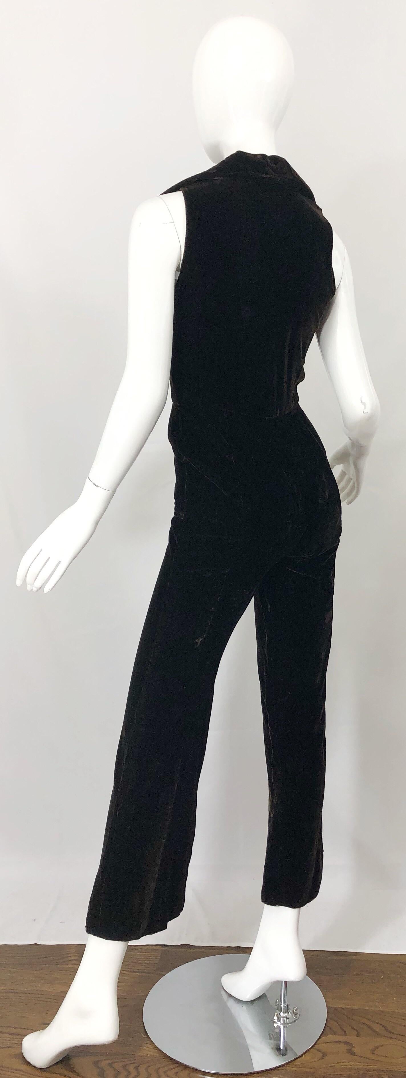 1970er Jahre Schokolade Brown Samt ärmellos Bell Bottom Wide Leg Vintage Jumpsuit im Angebot 7