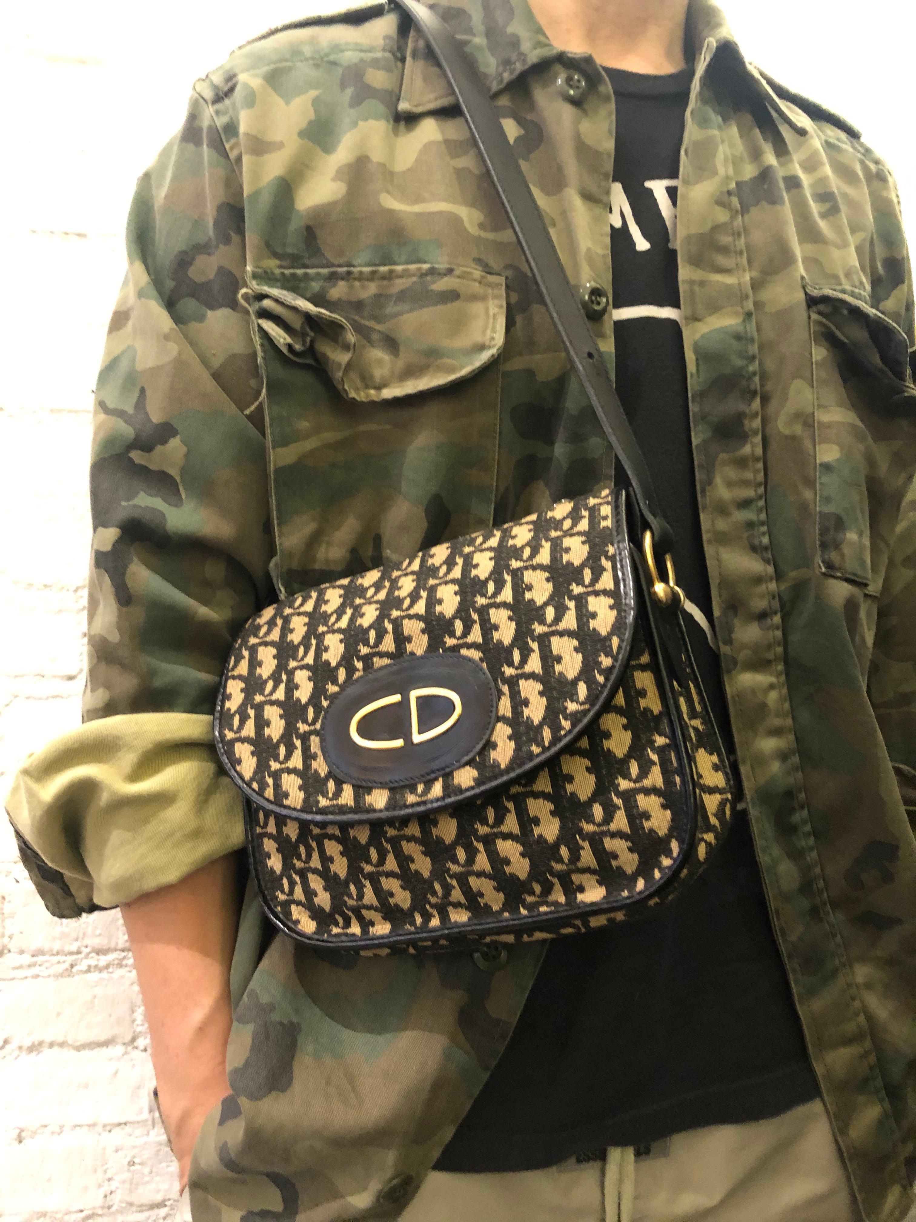 Bolso bandolera Christian Dior de los años 70 en jacquard trotón negro y piel. Cierre frontal de presión. Fabricado en Francia. Mide aproximadamente 9 x 6,5 x 2,75 pulgadas La correa cae 14 pulgadas en su parte más larga. 

Estado - Algunos signos