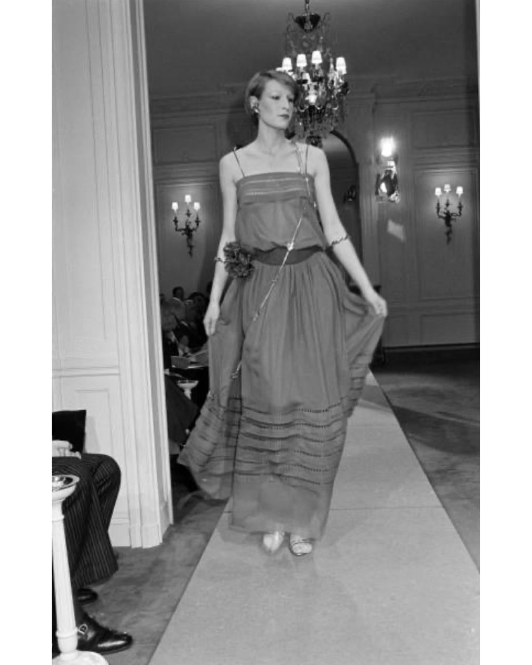 Vestido midi de seda con lentejuelas de color caramelo de Christian Dior de los años 70 en venta 5