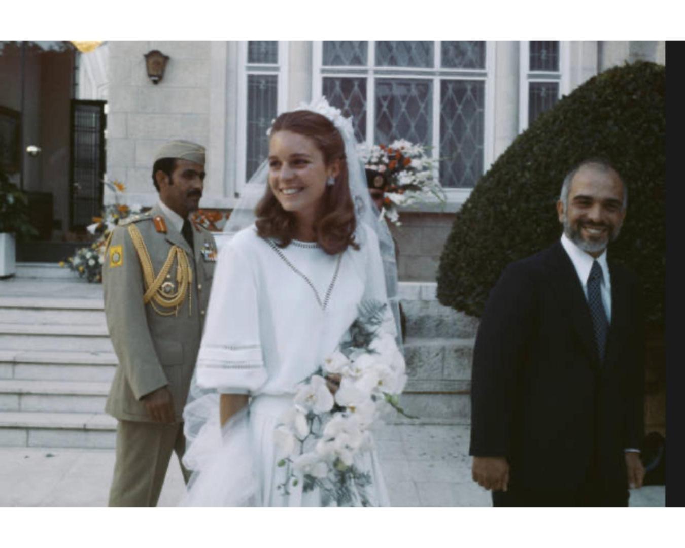 Vestido midi de seda con lentejuelas de color caramelo de Christian Dior de los años 70 en venta 2