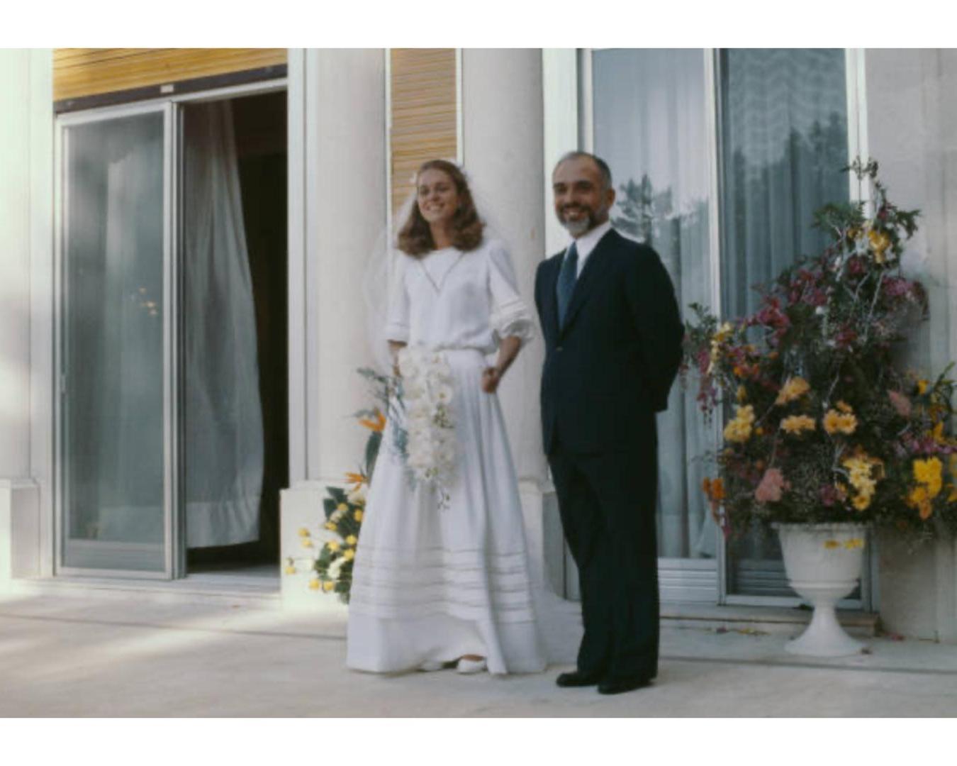Vestido midi de seda con lentejuelas de color caramelo de Christian Dior de los años 70 en venta 3