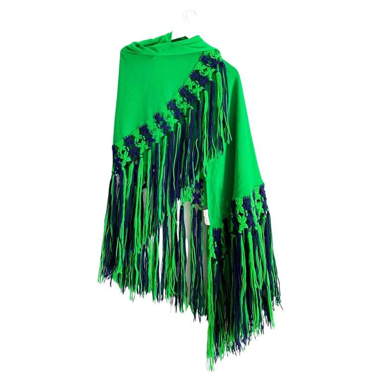 Rare Christian Dior shawl poncho, jersey material with wool knitted tassels in navy blue and green 

Condition: 1970s, vintage, very good, wear consistent with age, light signs of wear 
