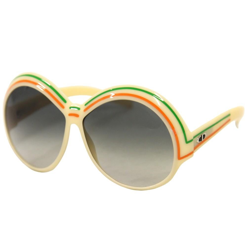 Christian Dior ivory sunglasses with orange and green details.

Please note this item cannot be shipped to the US.

Width: 15 cm

Acetate

Very good conditions