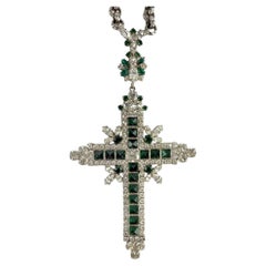 Überdimensionale smaragdgrüne Strass-Halskette mit silbernem Kruzifix von Christian Dior aus den 1970er Jahren