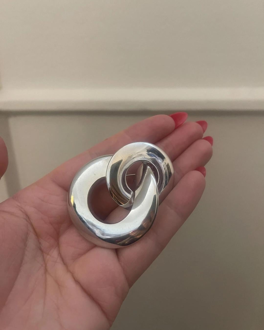Spilla a cerchi intrecciati in argento di Christian Dior degli anni '70 in vendita 2