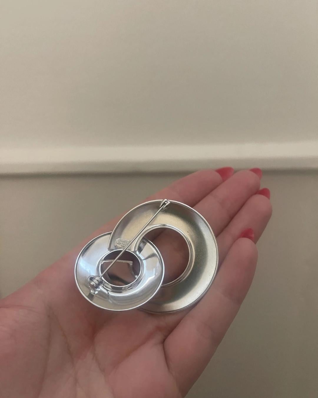 Spilla a cerchi intrecciati in argento di Christian Dior degli anni '70 in vendita 3