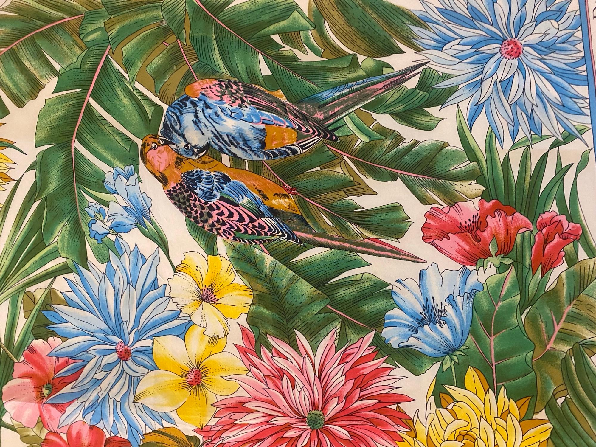 Christian Dior anni '70 con stampa tropicale  Sciarpa di seta con foglie di palma dei pappagalli in vendita 1