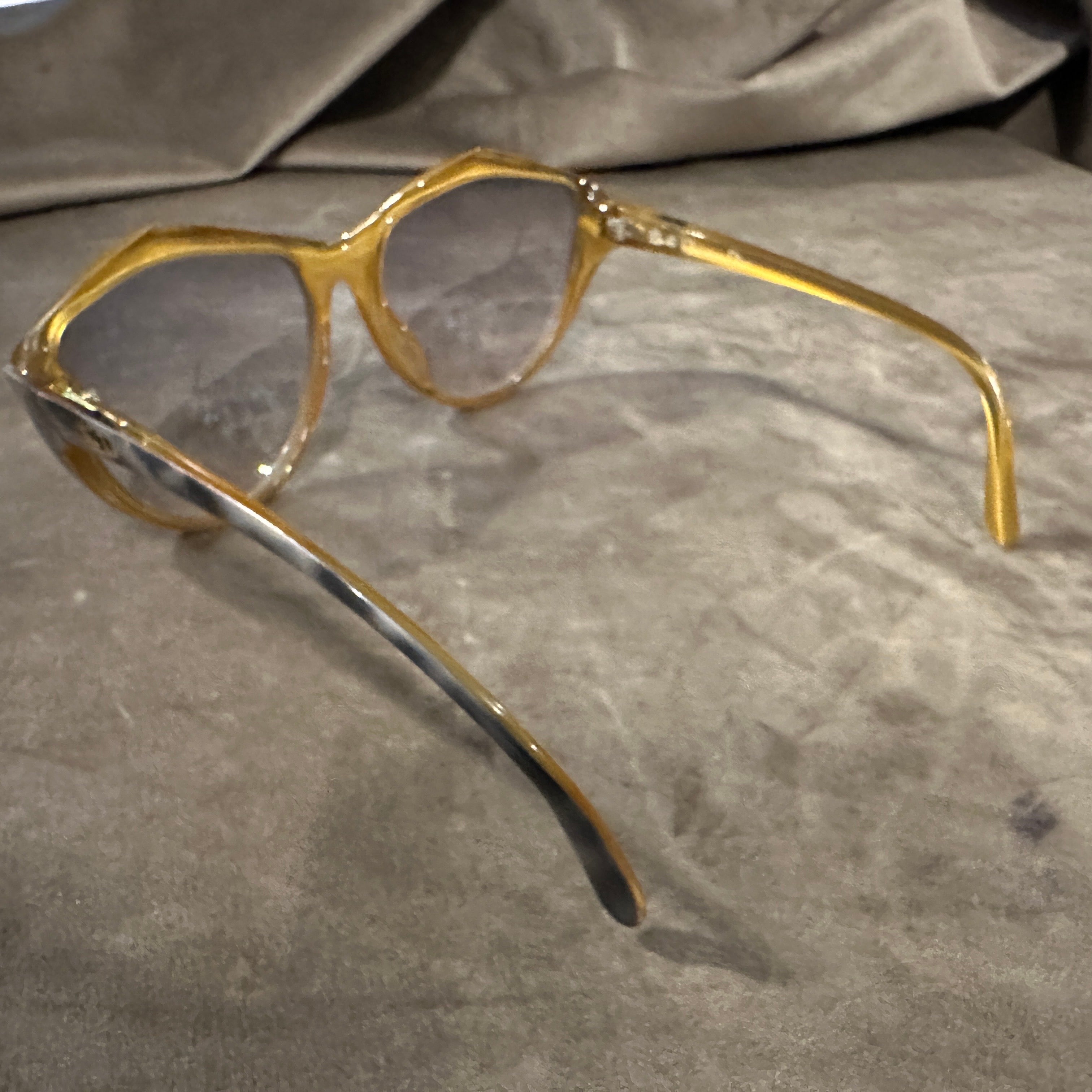 Il s'agit de lunettes de soleil vintage surdimensionnées de Christian Dior, fabriquées dans les années 1970. Le design présente une silhouette audacieuse et marquante, avec un cadre large et anguleux qui reflète l'esthétique glamour de l'époque. Le