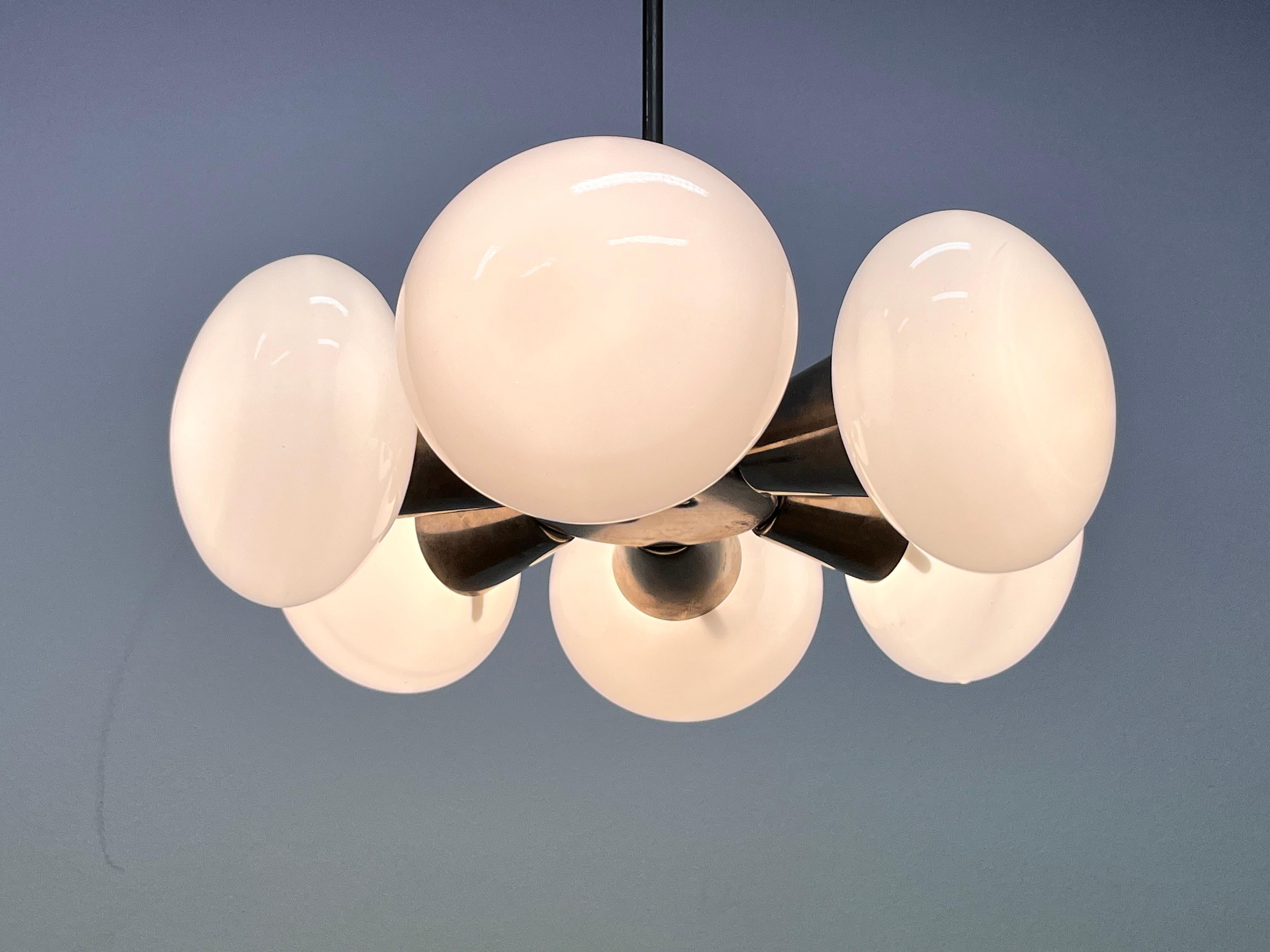 - limpiado y pulido
- 6 bombillas E12-E14
- Compatible con cableado de EE.UU.
- Buen estado original con pequeños signos de uso y pátina
- la barra central se puede acortar
jr