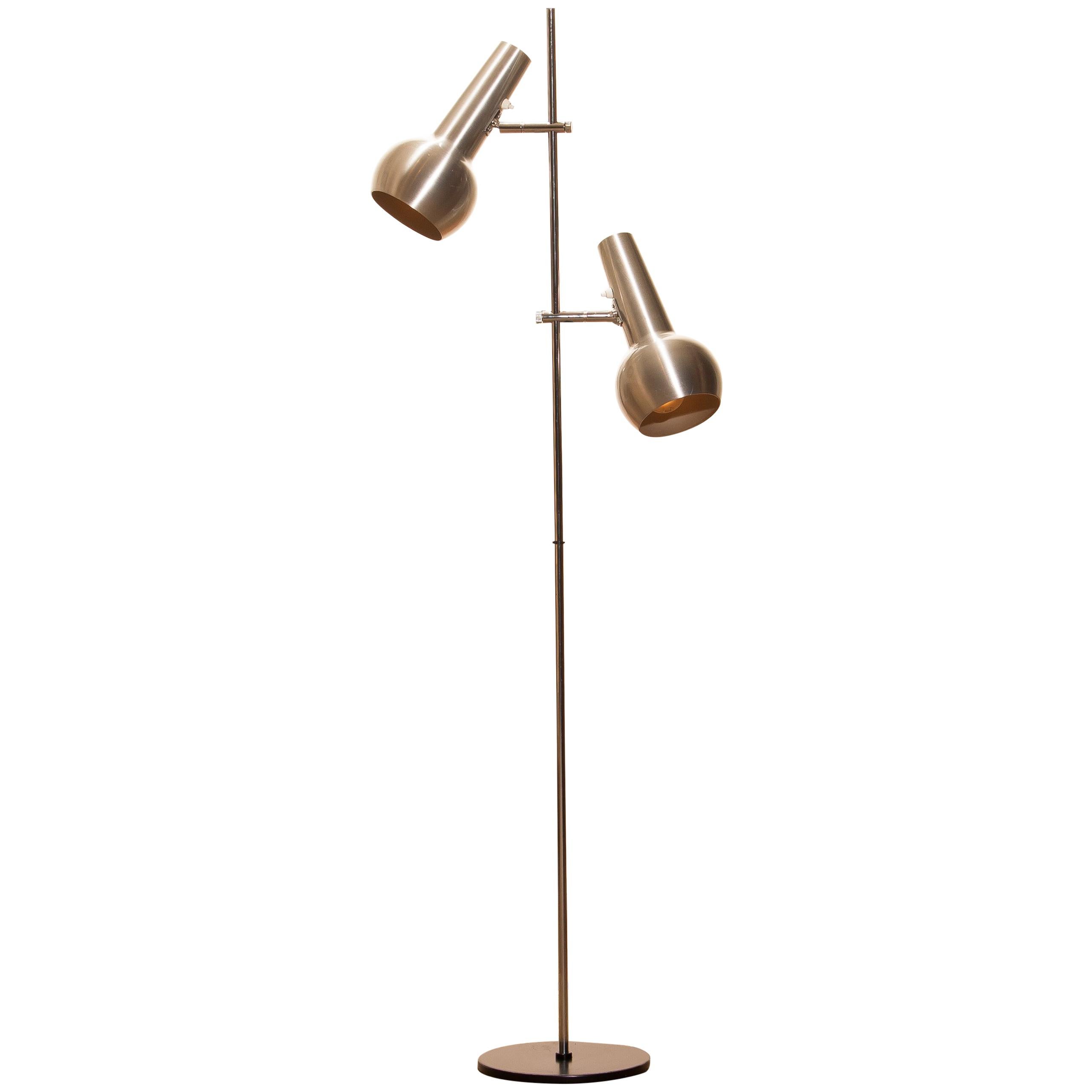 Typical 1970s floor lamp with two big adjustable heads in chrome and aluminium combination and made by Koch & Lowy, 1970s.
In good condition and technical 100%.
Both lamps/shades are with a switch provided.
Period: 1970s.
The dimensions are 140