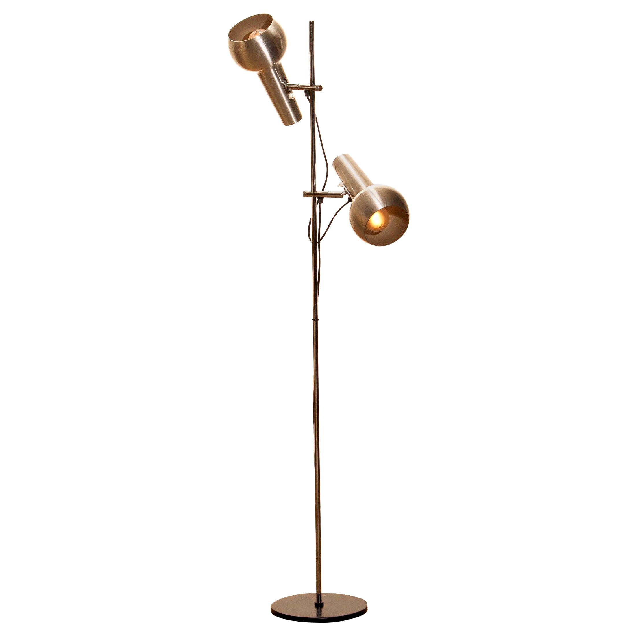 Typical 1970s floor lamp with two big adjustable heads in chrome and aluminum combination and made by Koch & Lowy, 1970s.
In good condition and technical 100%.
Both lamps or shades are with a switch provided.
Period: 1970s.
The dimensions are
