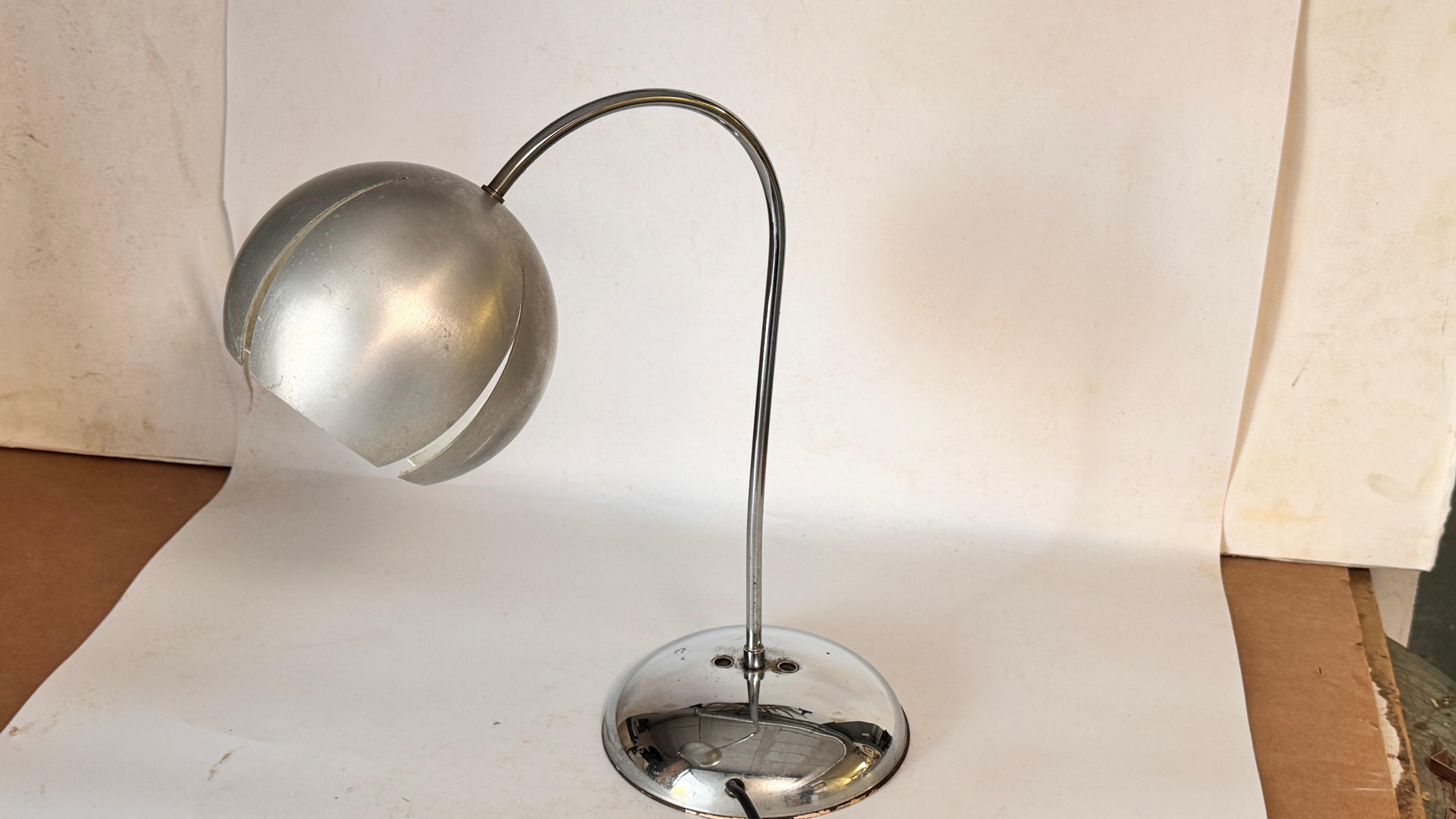 1970s Chrome and Aluminum Table Lamp – Curved Modernist French Design For Sale 4