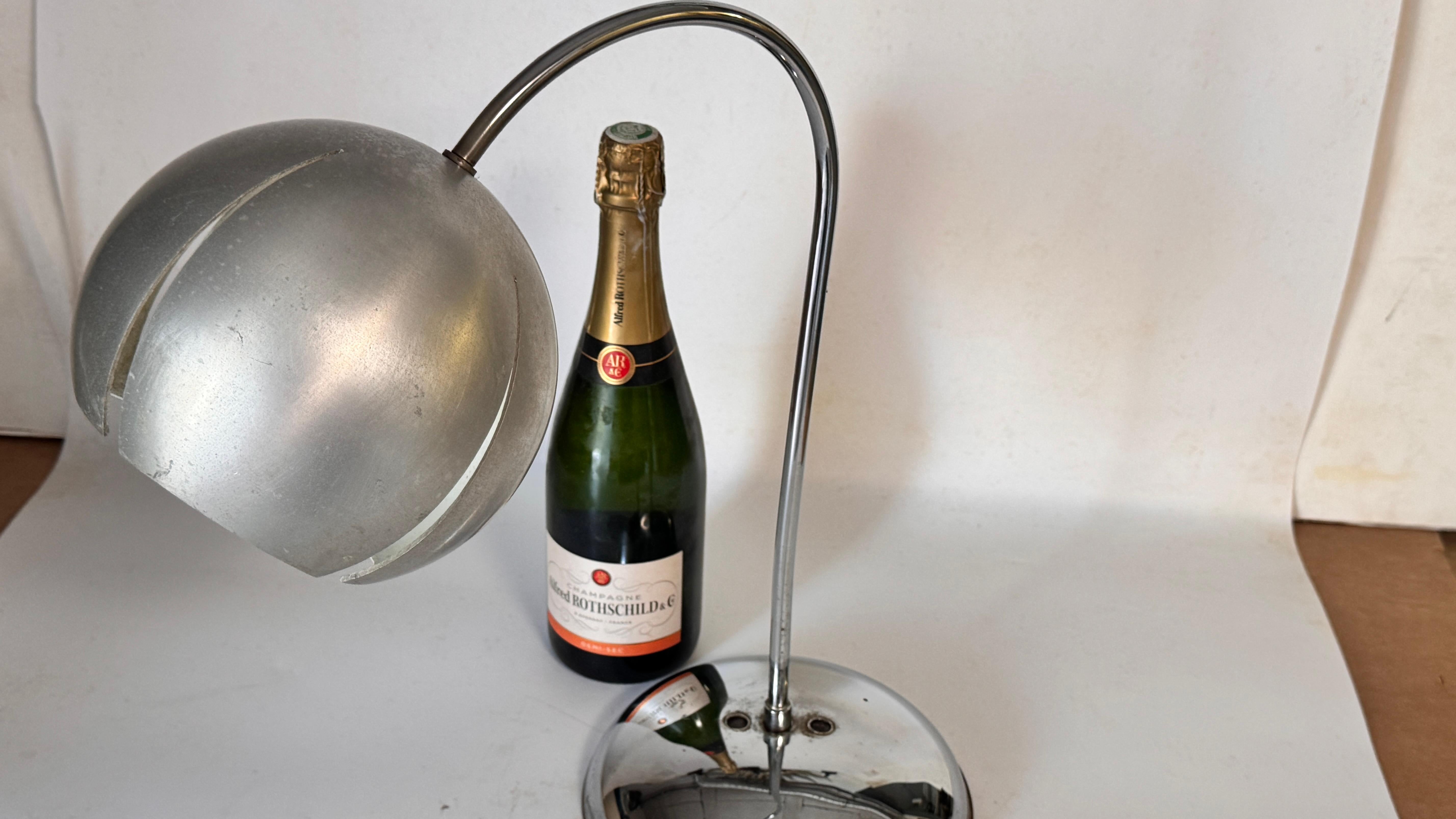 1970s Chrome and Aluminum Table Lamp – Curved Modernist French Design For Sale 5