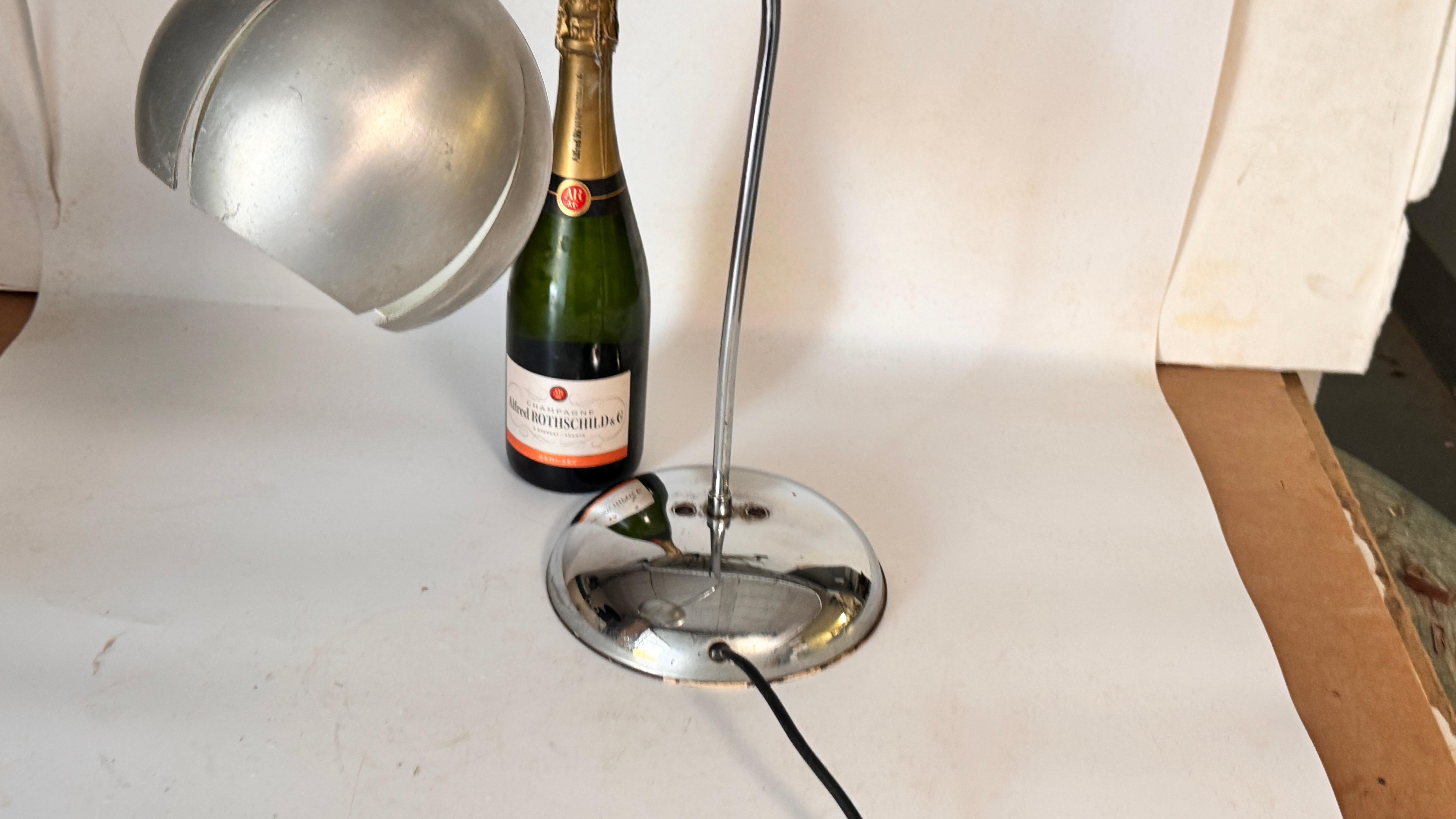 1970s Chrome and Aluminum Table Lamp – Curved Modernist French Design For Sale 6