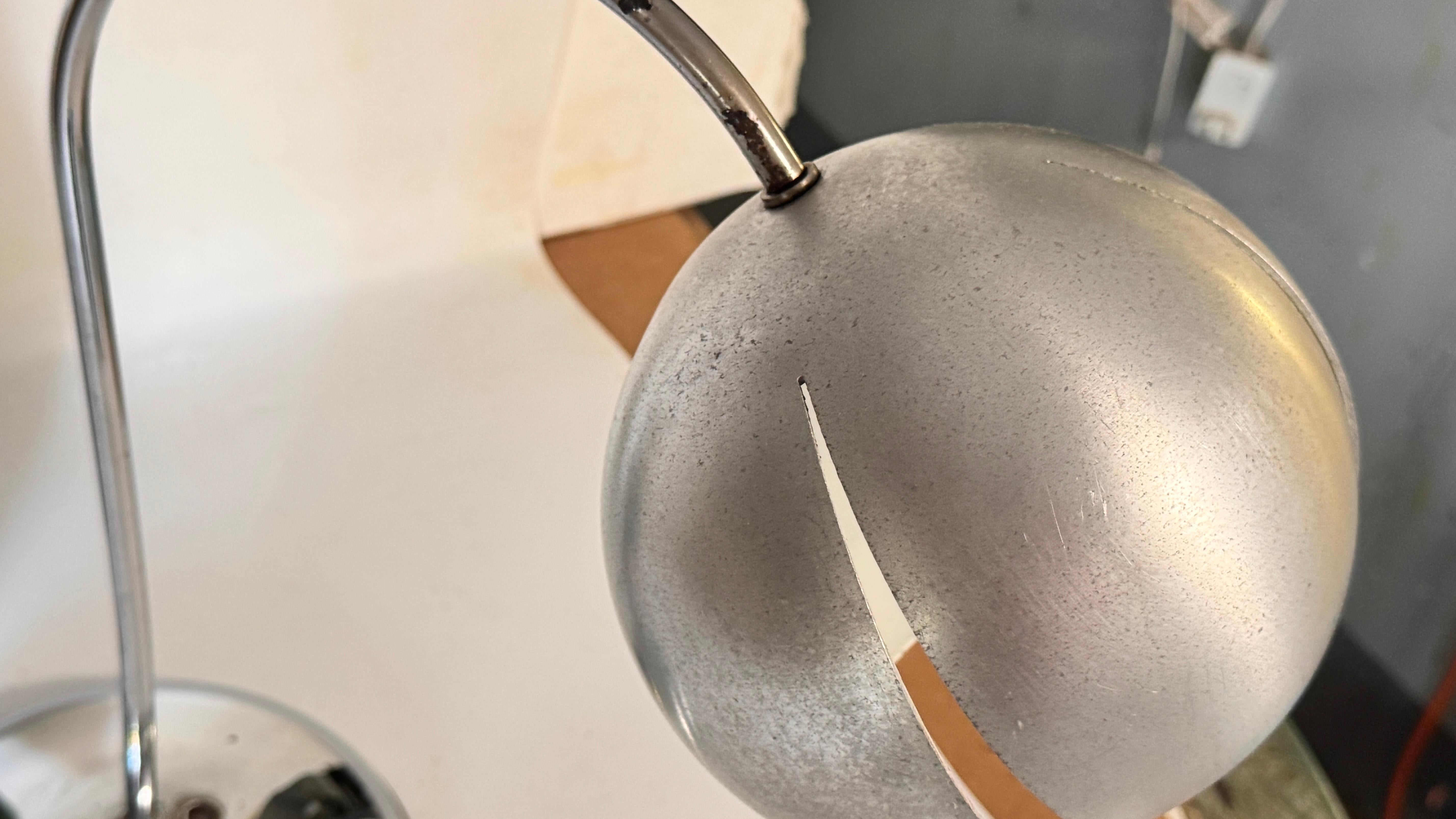 1970s Chrome and Aluminum Table Lamp – Curved Modernist French Design For Sale 7