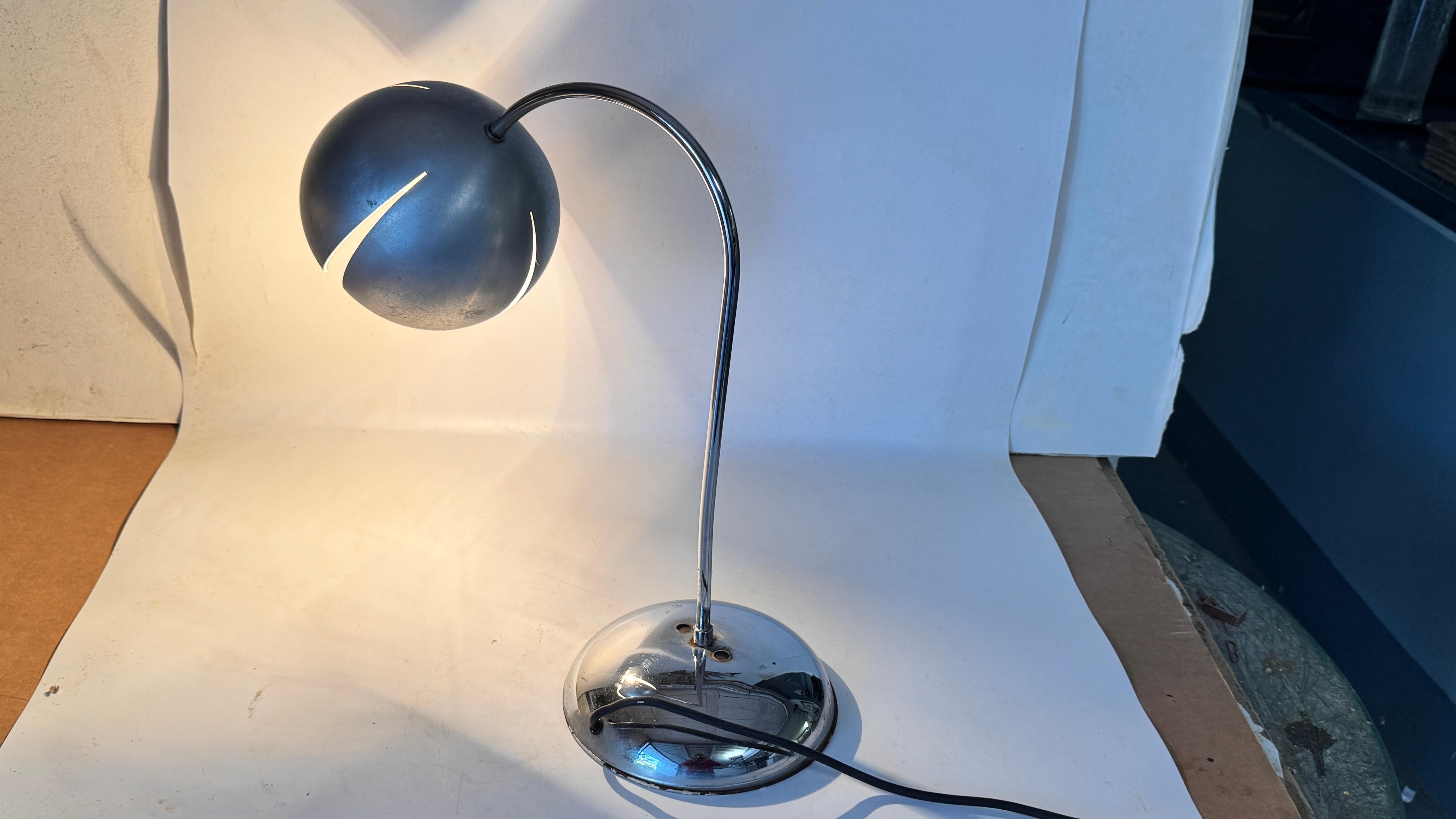 Late 20th Century 1970s Chrome and Aluminum Table Lamp – Curved Modernist French Design For Sale
