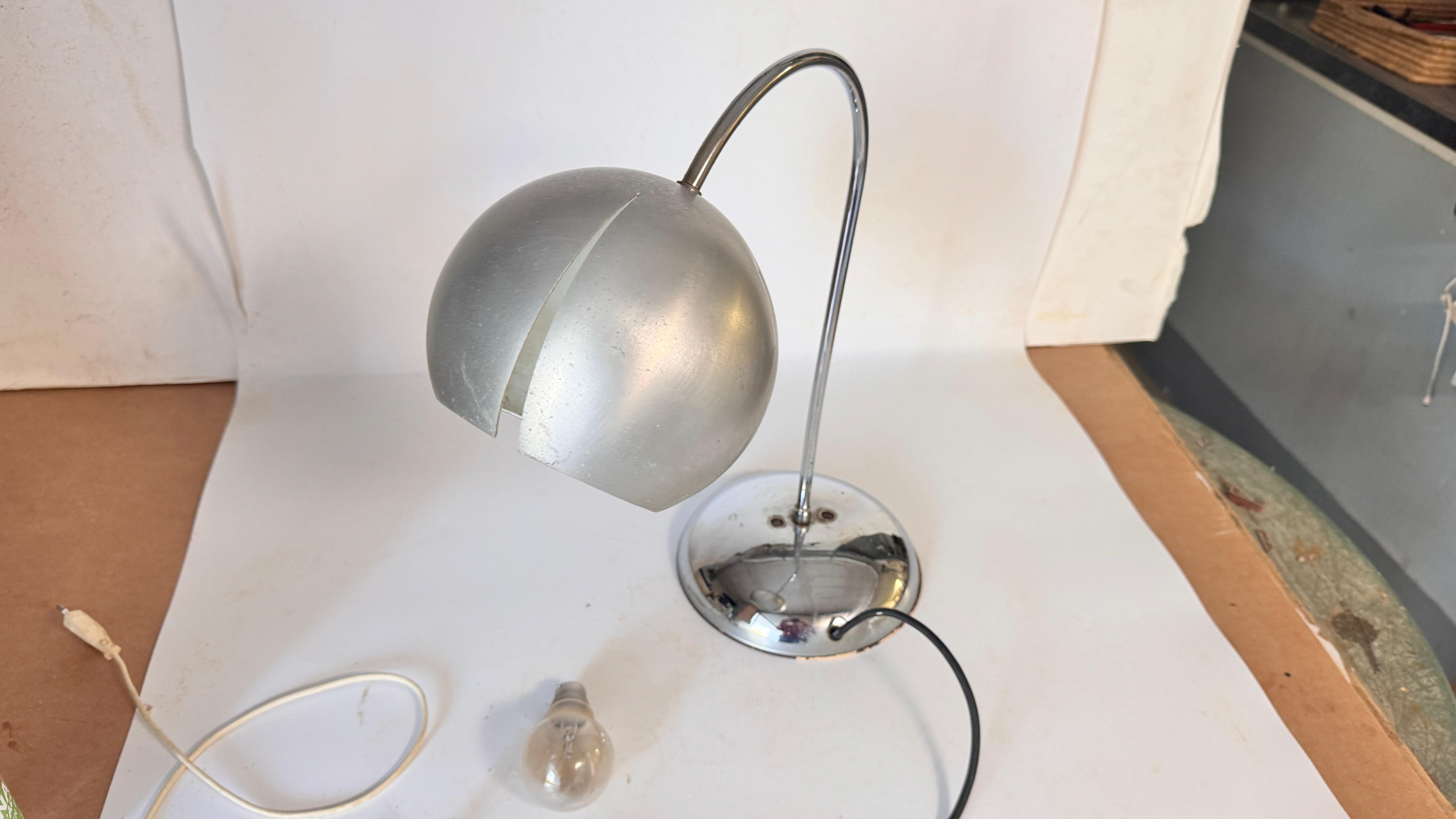1970s Chrome and Aluminum Table Lamp – Curved Modernist French Design For Sale 1