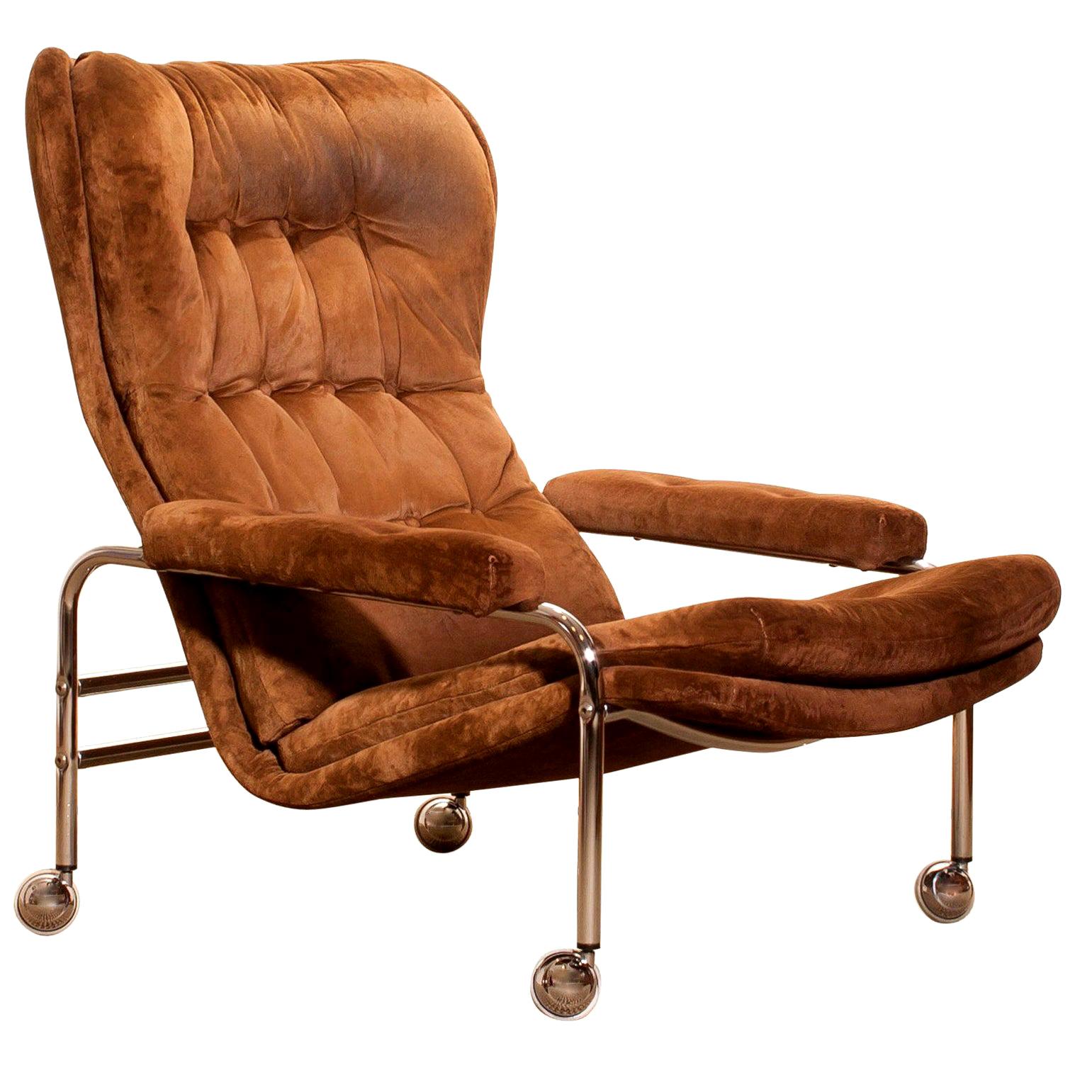 Beautiful lounge chair made by Sapa Rydaholm, Sweden.
This chair has brown velour’s seating on a chromed wheeled frame.
It is in a very nice used condition with little bald spots in the fabric.
Period: 1970s.
Dimensions: H 88 cm x W 73 cm x D