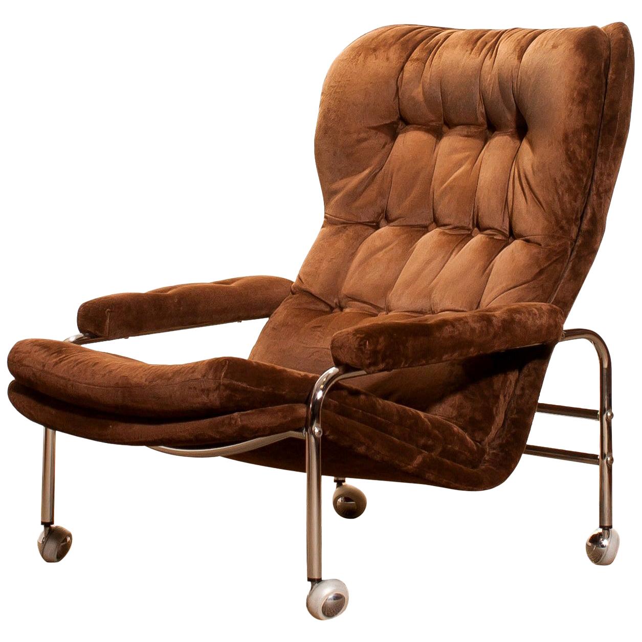 Beautiful lounge chair made by Sapa Rydaholm, Sweden.
This chair has brown velour’s seating on a chromed wheeled frame.
It is in a very nice used condition with little bald spots in the fabric.
Period: 1970s.
Dimensions: H 88 cm x W 73 cm x D