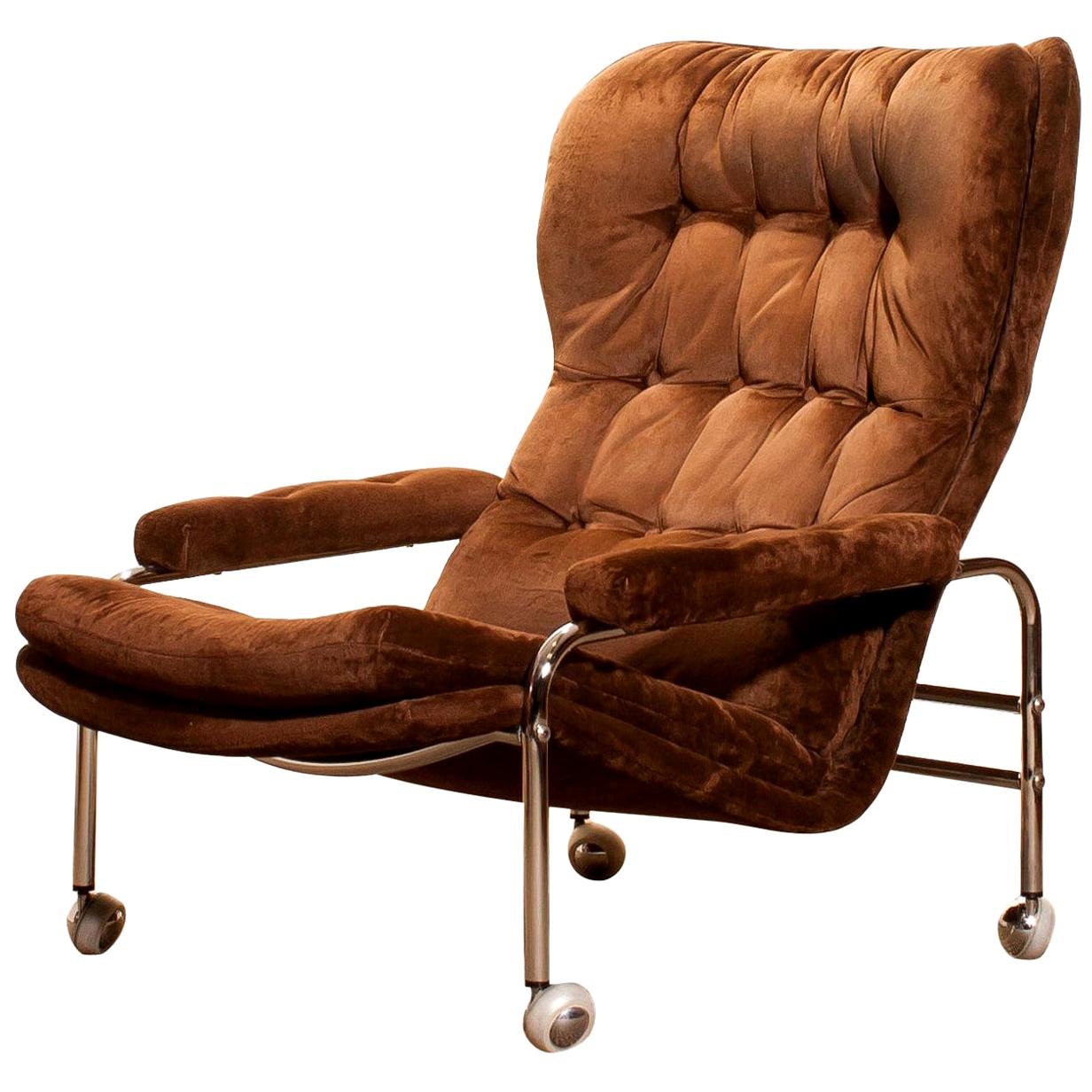 Beautiful lounge chair made by Sapa Rydaholm, Sweden.
This chair has brown velour’s seating on a chromed wheeled frame.
It is in a very nice used condition with little bald spots in the fabric.
Period: 1970s.
Dimensions: H 88 cm x W 73 cm x D