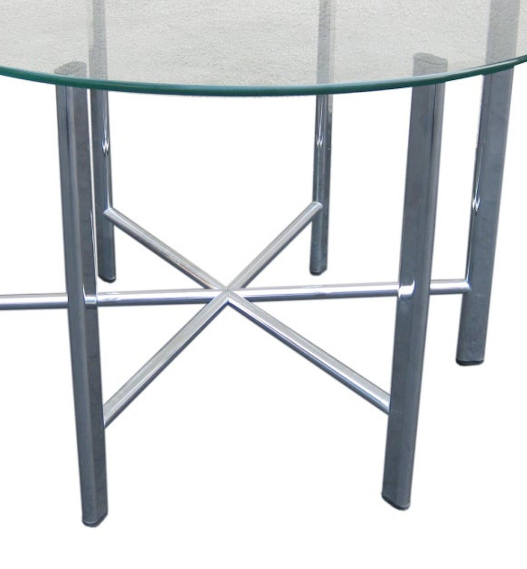 Inconnu Table basse ou table d'appoint ronde en chrome et verre des années 1970 en vente
