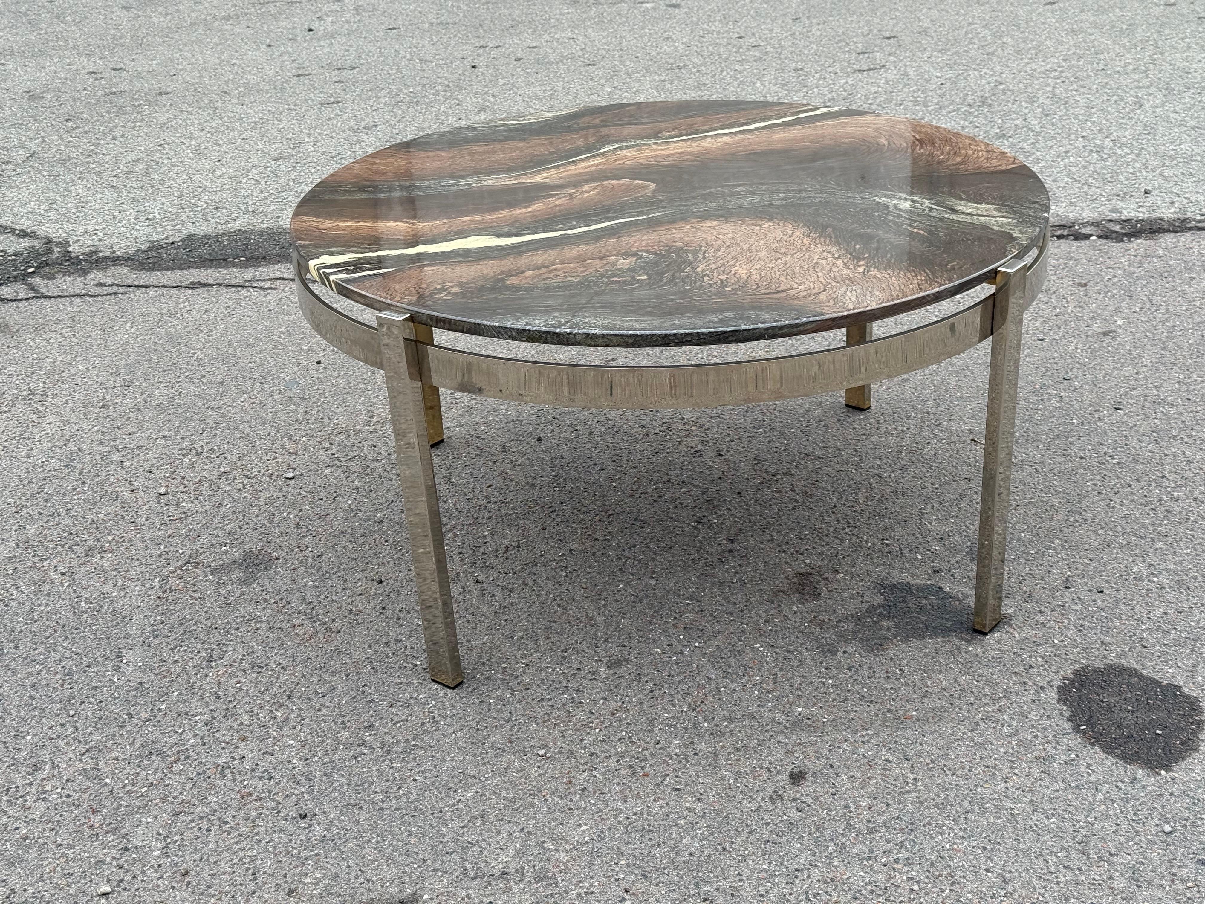 Table basse danoise en marbre du milieu du siècle dernier par Bendixen Design, années 1970. Cadre circulaire en acier chromé avec quatre pieds carrés. Plateau de table flottant en beau marbre avec des veines de différentes couleurs de terre. Très