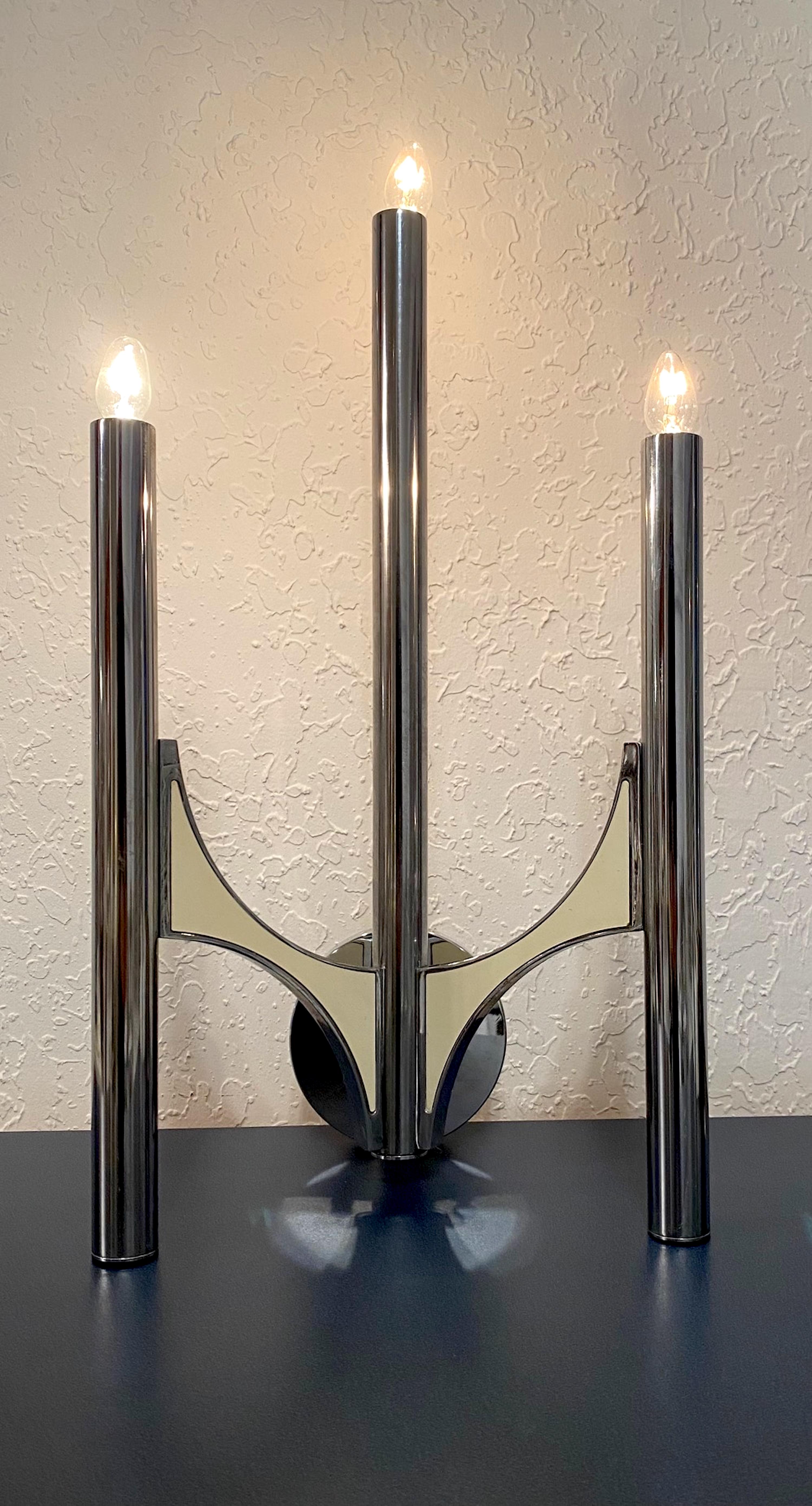 1970s Chrome and Metal 3 Light Single Sconce by Gaetano Sciolari In Good Condition For Sale In New York, NY