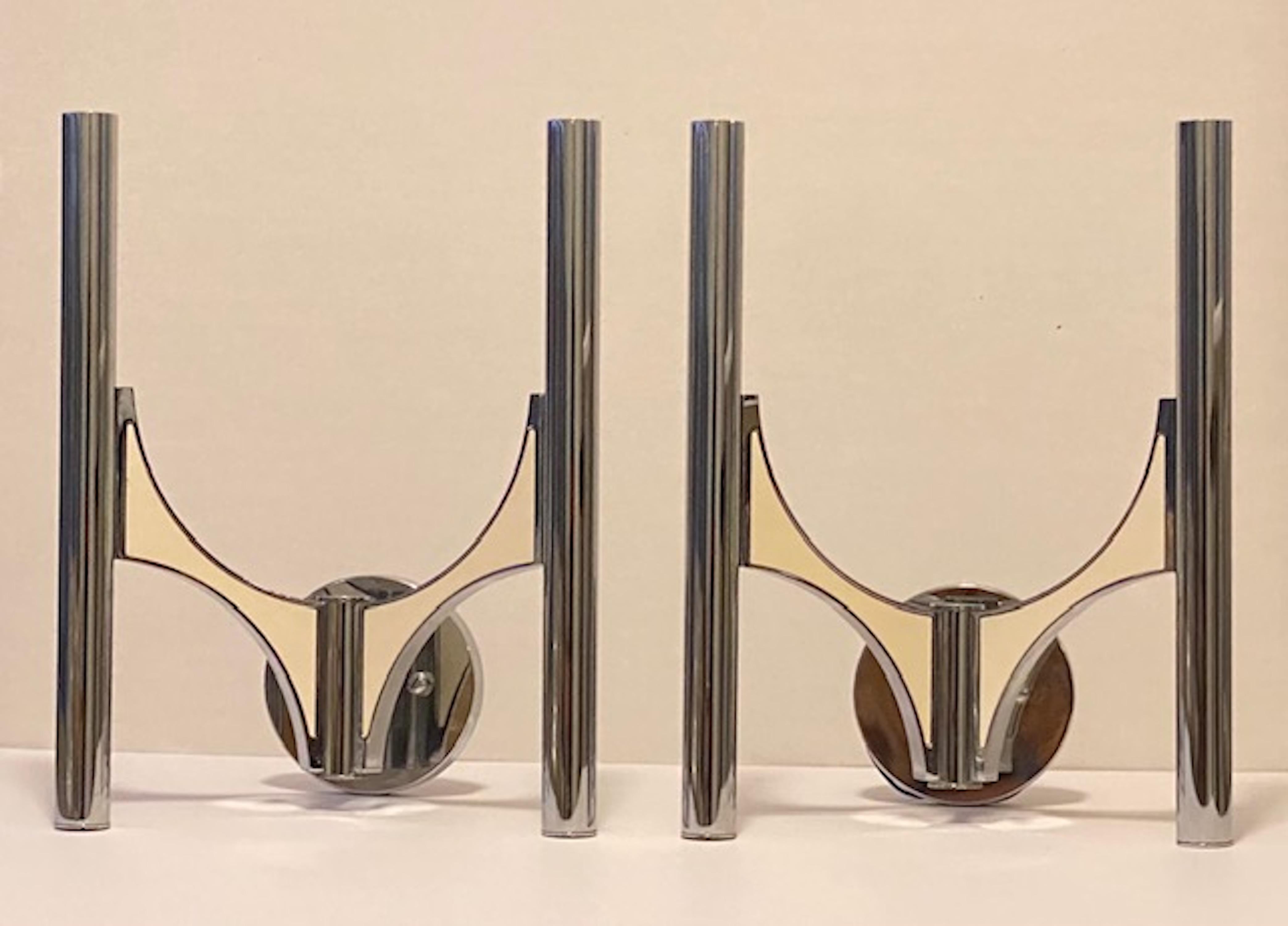 Interessantes Paar zweiarmiger Wandleuchter von Gaetano Sciolari  jedes Rohr enthält eine  Kandelaberglühbirne und Metallplatten an den Armen. Die emaillierten Metallplatten halten sich gegenseitig mit Magneten.
Der originale Sciolari-Aufkleber ist