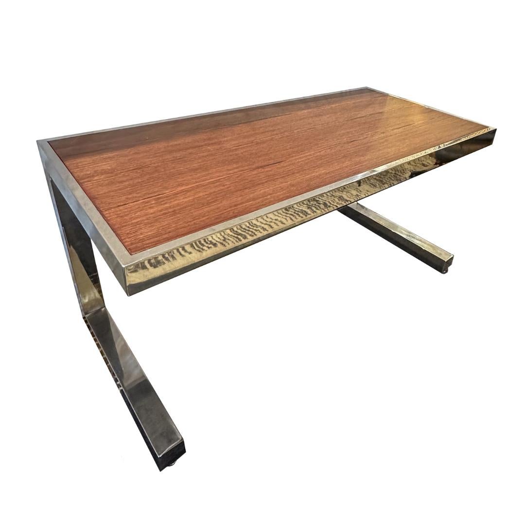 Bellissima scrivania direzionale disegnata da J. Wade Beam intorno al 1970. Il piano in palissandro sembra fluttuare con una base cromata pulita e geometrica. Un'imponente scrivania direzionale disegnata da J. Wade Beam circa 1970. Il piano a sbalzo