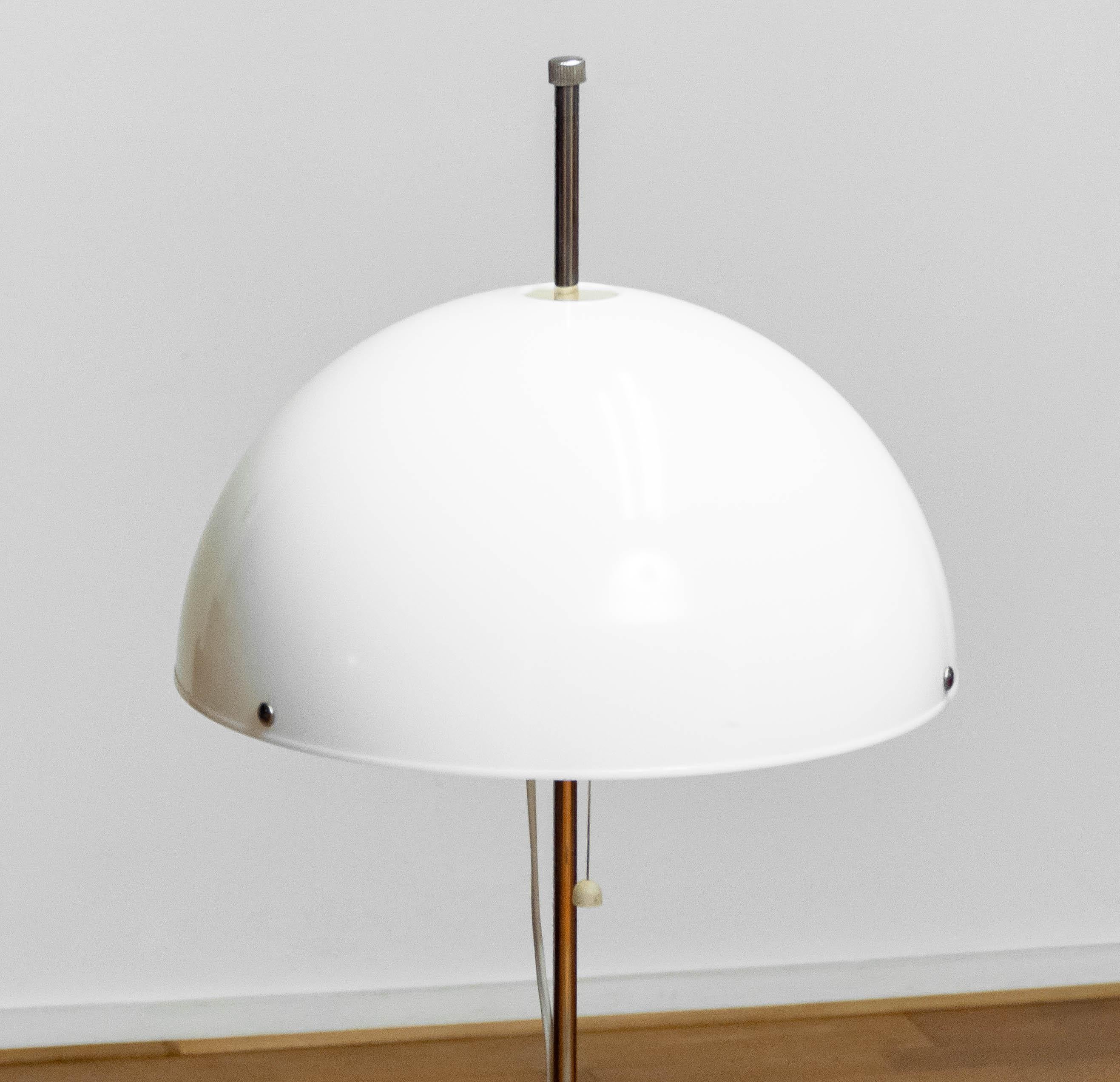 Moderne Lampadaire champignon en chrome et acrylique blanc des années 1970 fabriqué par Fagerhult, Suède en vente