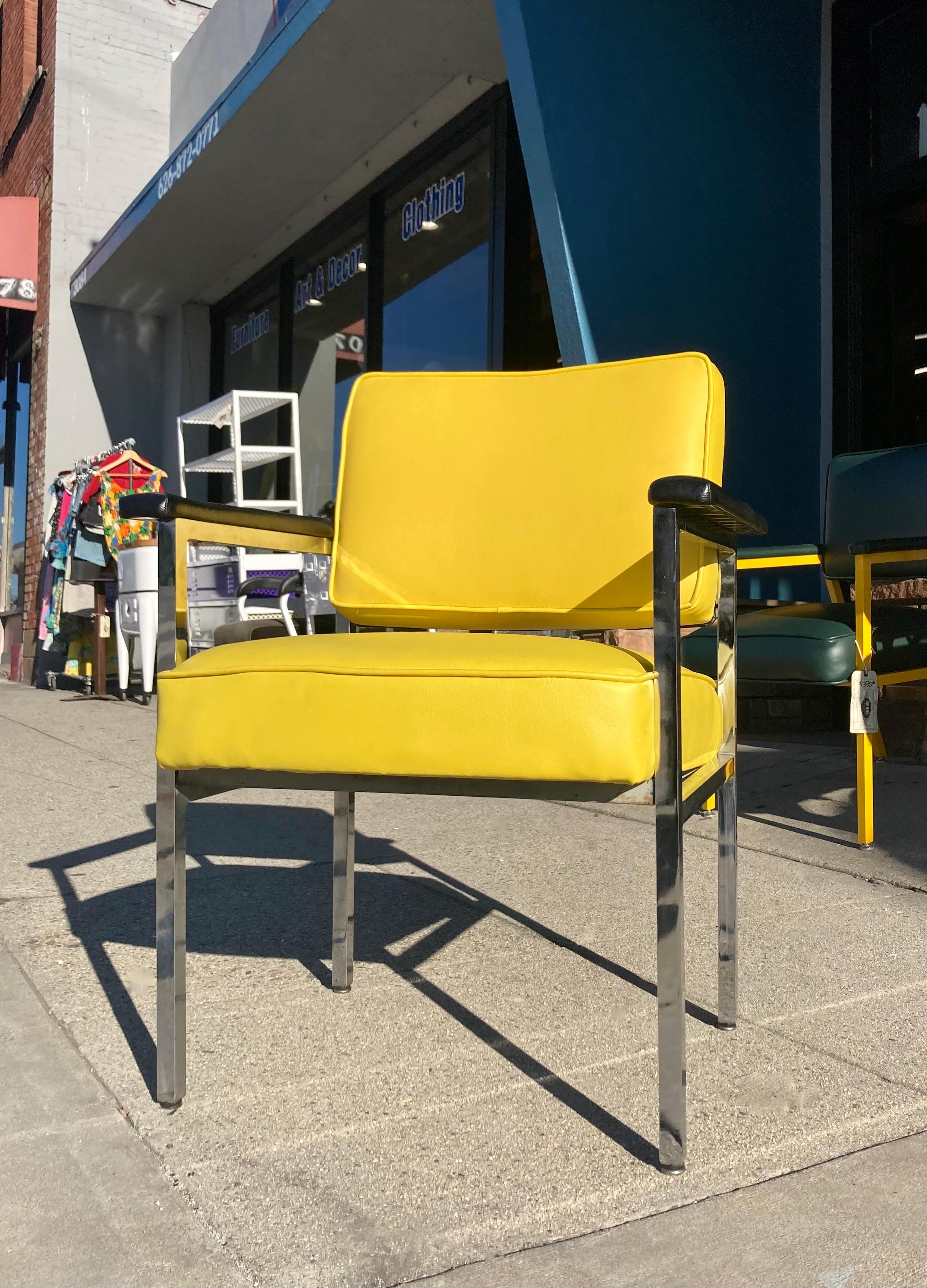 Increíble sillón vintage Steelcase tanker de los años 70 con armazón cromado. Los cojines y los reposabrazos están recién tapizados en vinilo negro y amarillo limón. 

Todos los trabajos de restauración se realizan en Los Ángeles, CA.  

25