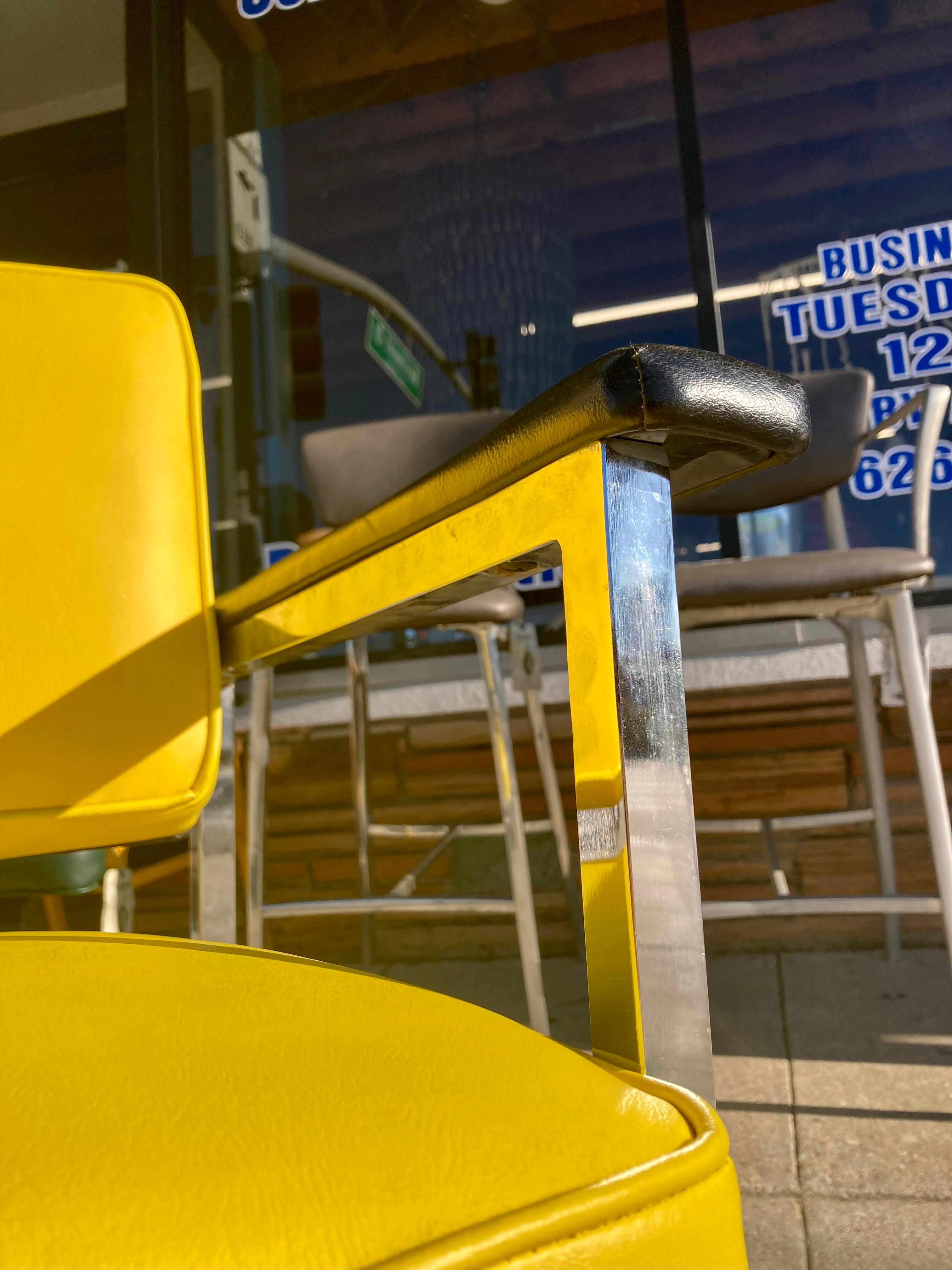 Sillón Steelcase cromado y vinilo amarillo de los años 70 Moderno de mediados de siglo en venta