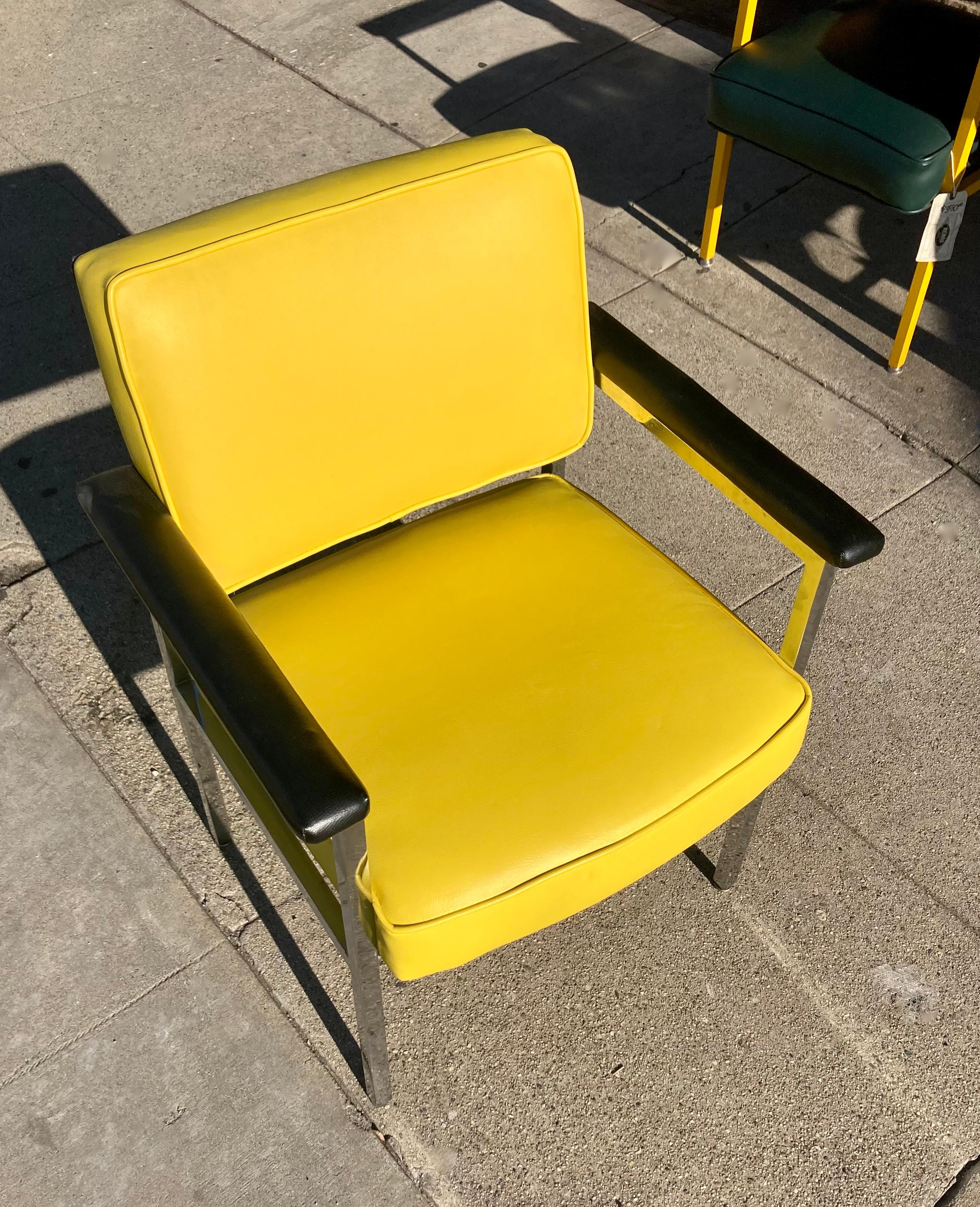 Sillón Steelcase cromado y vinilo amarillo de los años 70 Estadounidense en venta