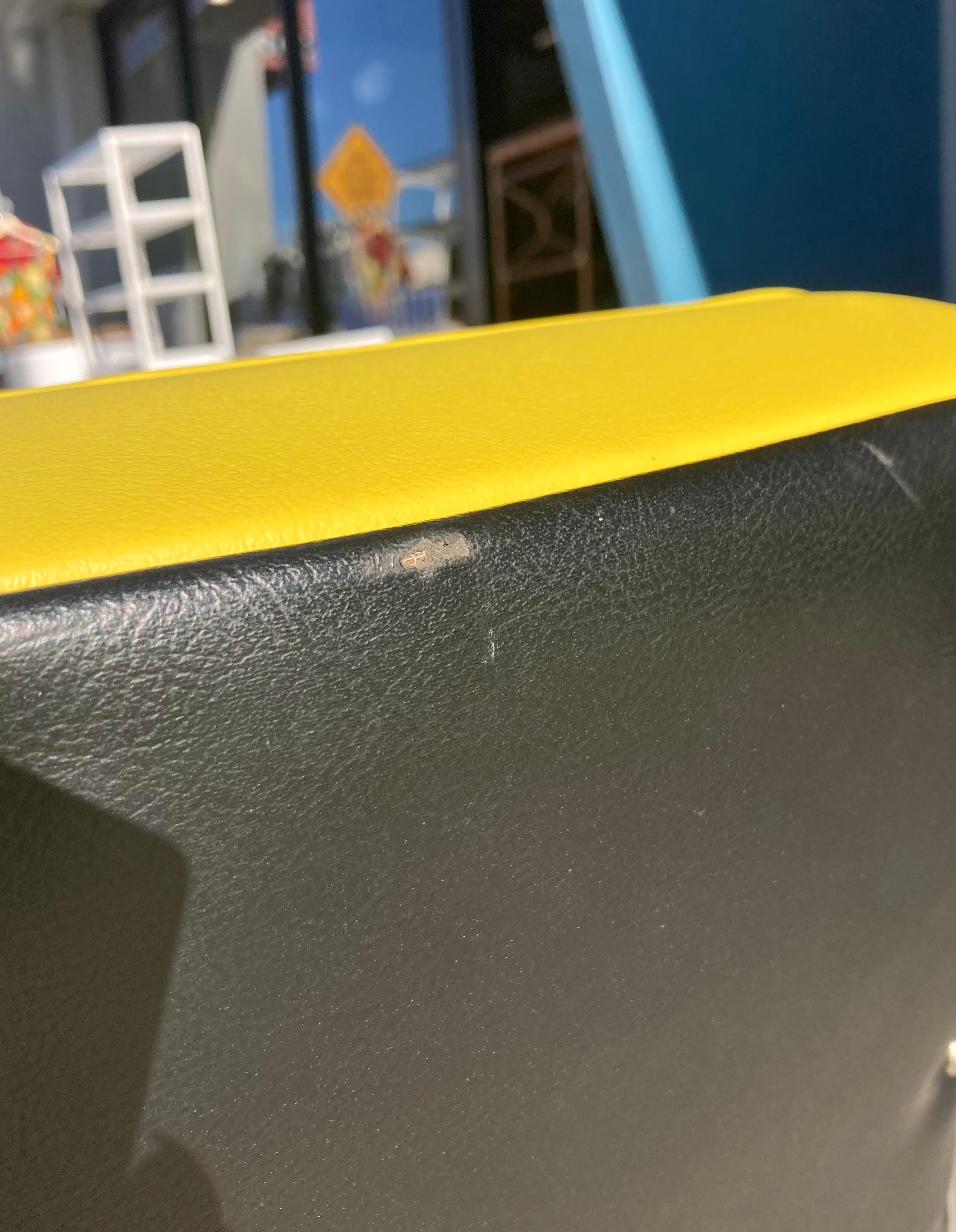 Sillón Steelcase cromado y vinilo amarillo de los años 70 en Bueno estado para la venta en Alhambra, CA