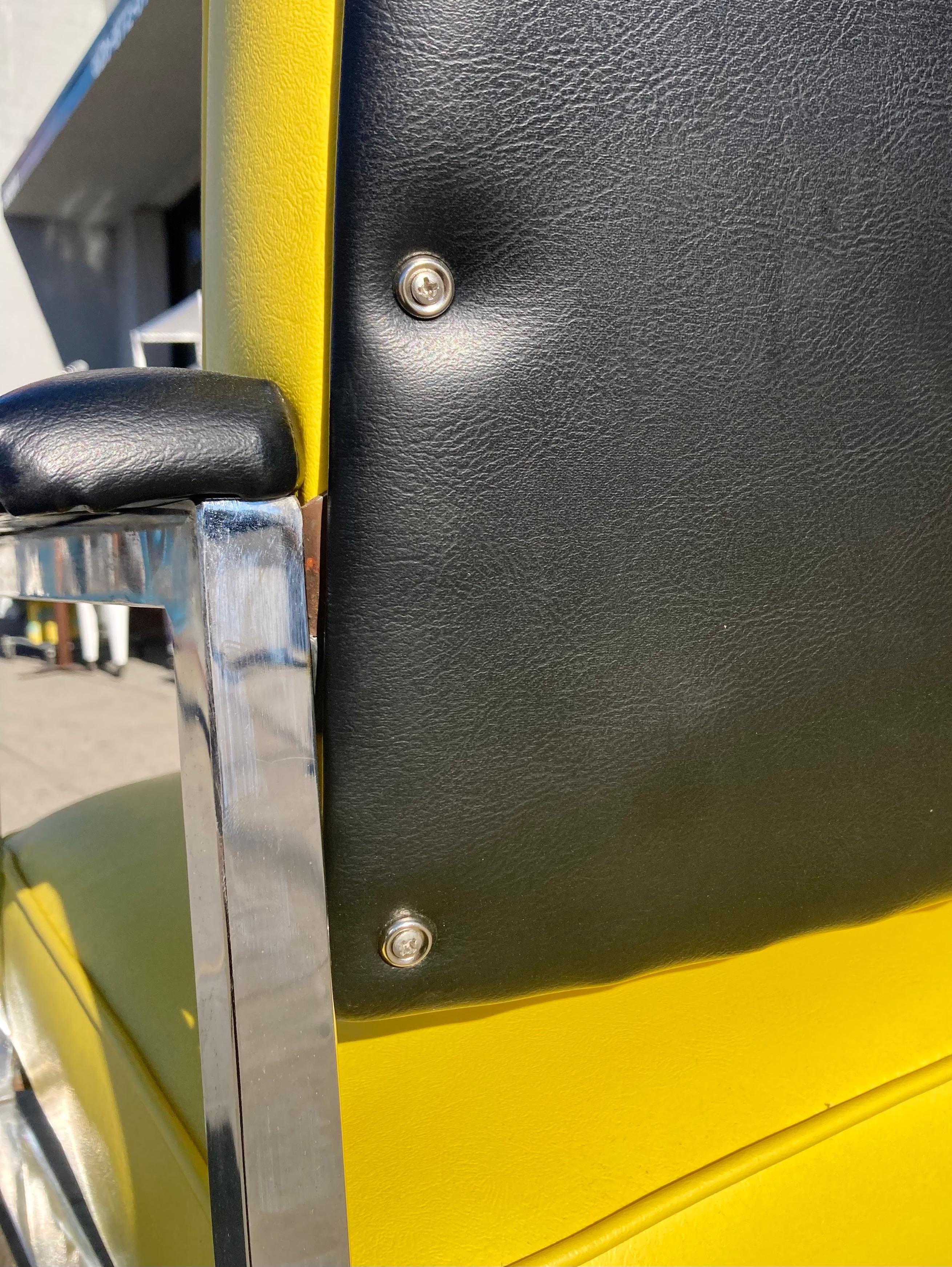 Sillón Steelcase cromado y vinilo amarillo de los años 70 siglo XX en venta