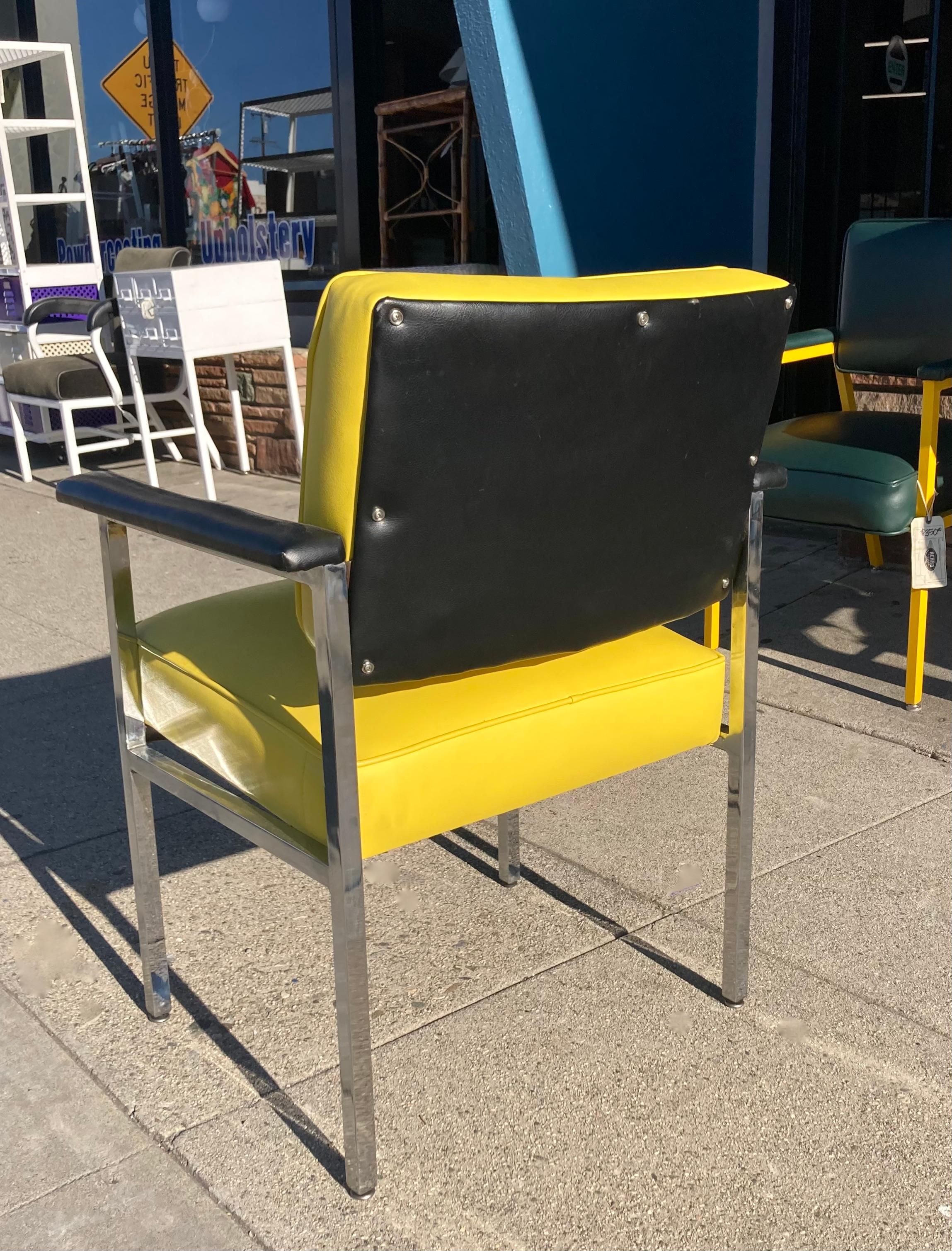 Sillón Steelcase cromado y vinilo amarillo de los años 70 Cromo en venta