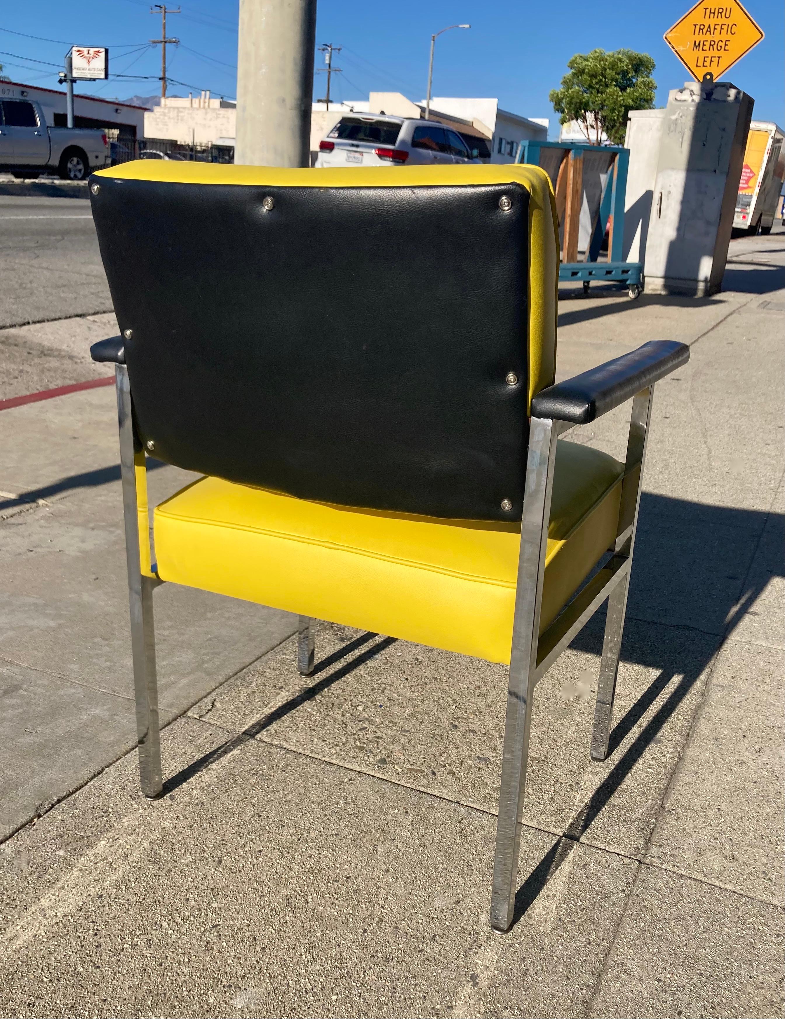 Sillón Steelcase cromado y vinilo amarillo de los años 70 en venta 1