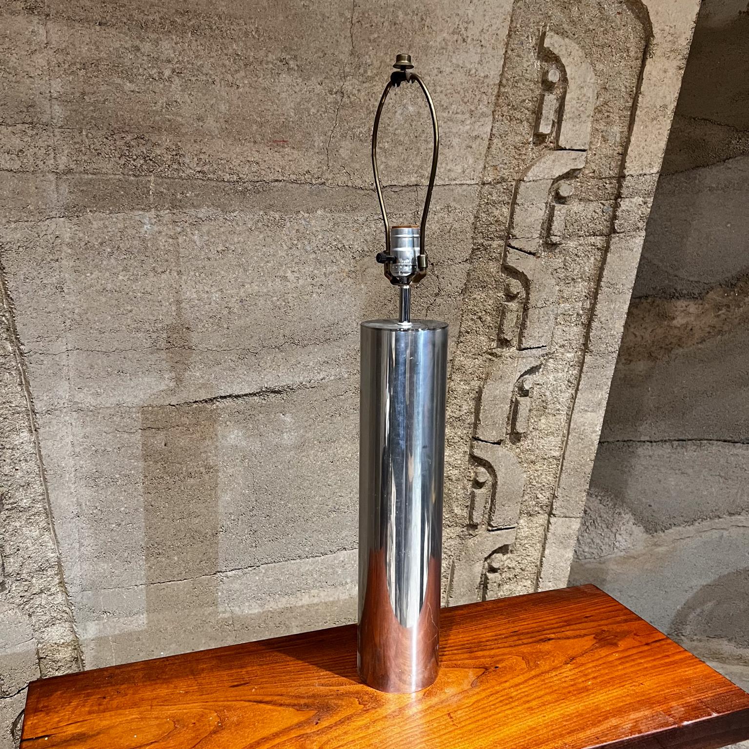AMBIANIC présente
Lampe de table à cylindre chromé moderniste des années 1970
attribution Robert Sonneman style de conception.
Non signé
21,25 h x 4 diamètre
Original, non restauré, d'occasion Présentation.
L'abat-jour n'est pas inclus
Usure