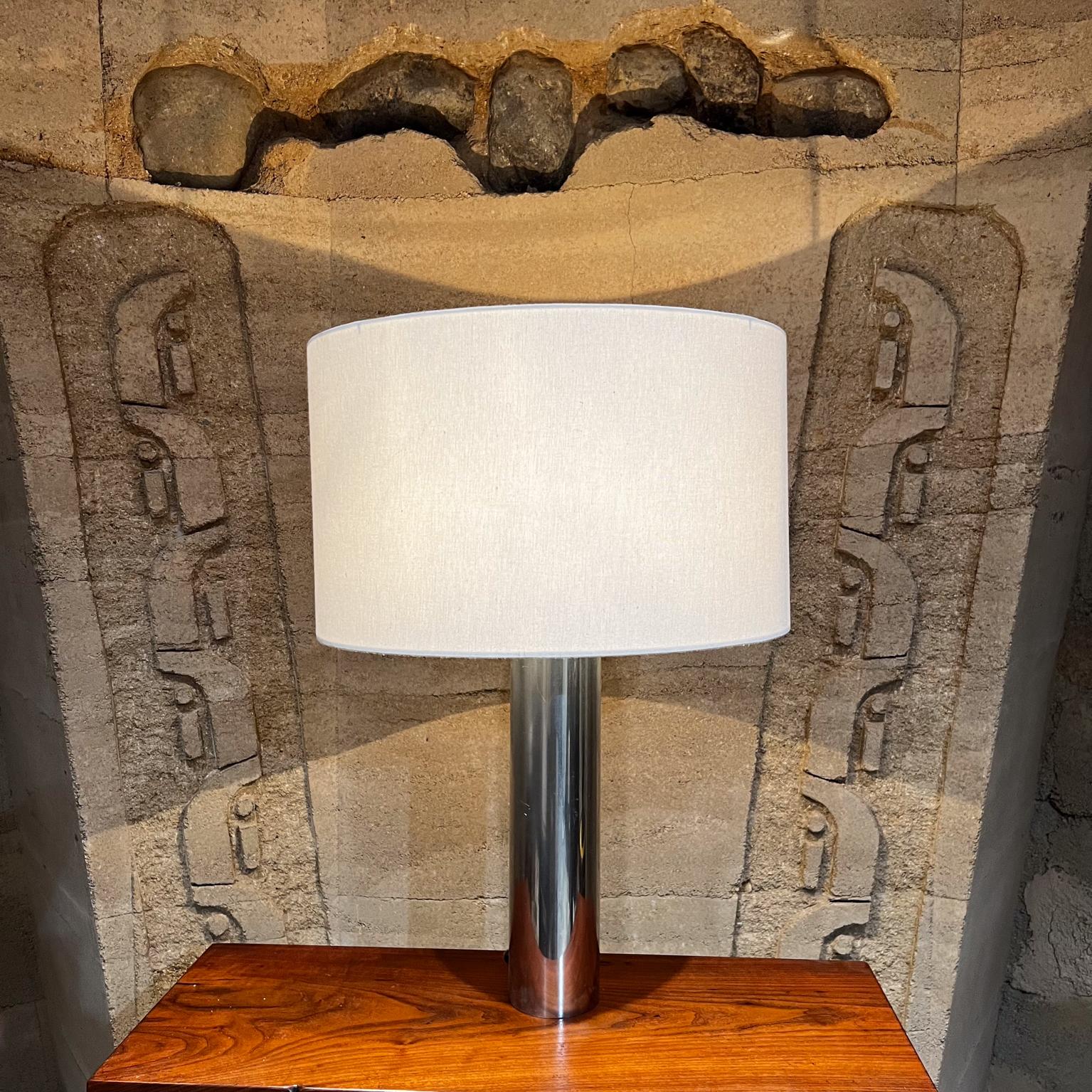 Fin du 20e siècle Lampe de bureau cylindrique chromée des années 1970, style Robert Sonneman en vente