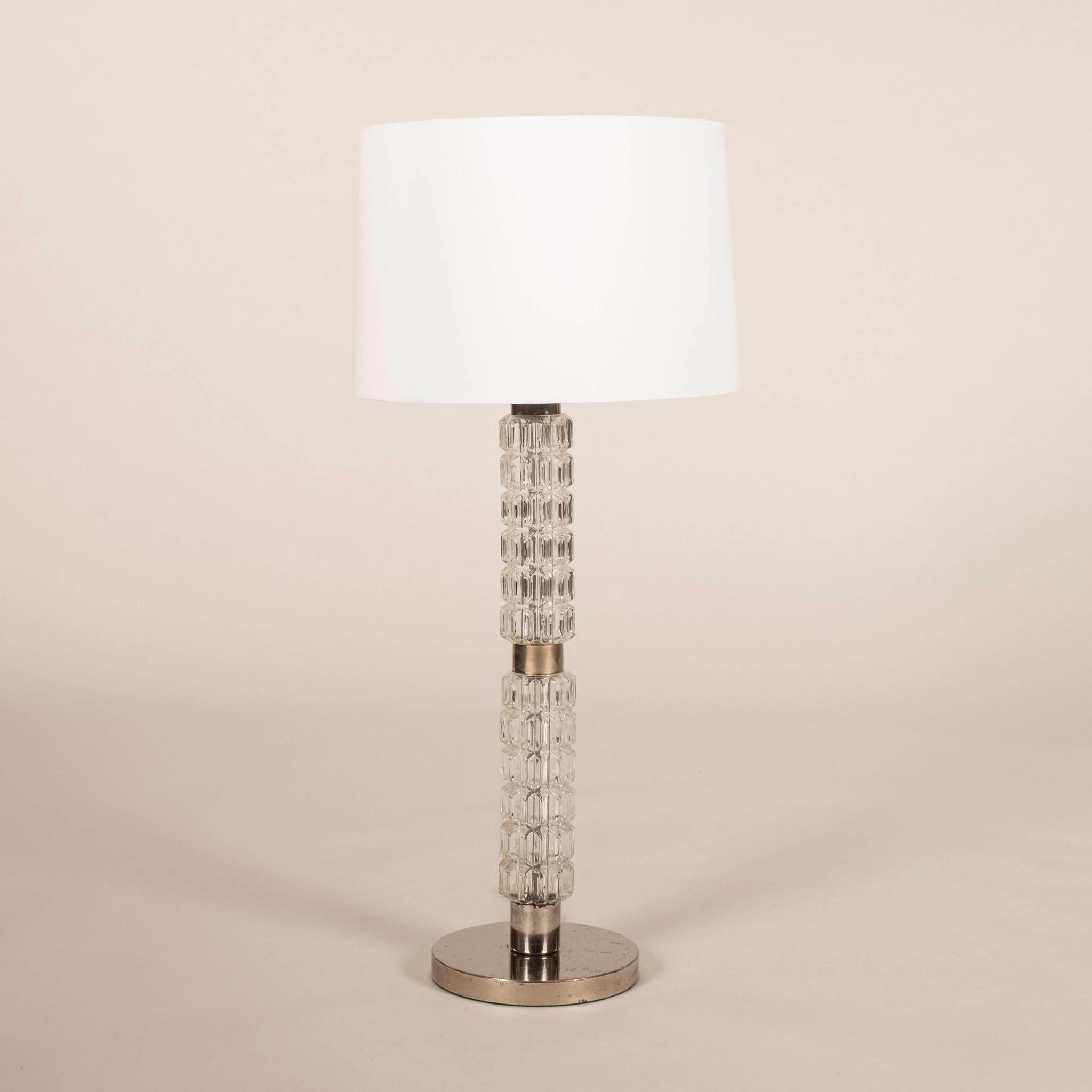 Lámpara de sobremesa europea de cristal cromado de los años 70, con un cristal biselado en bloque   columna central. Cableado actualizado recientemente.