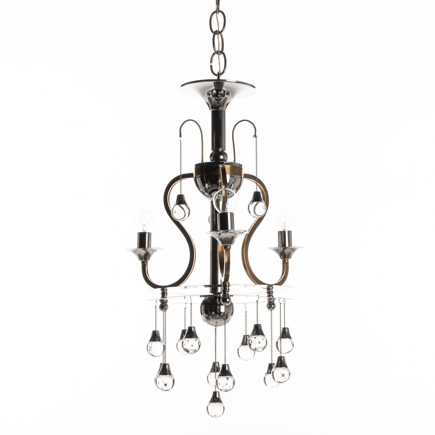 Si tratta di un bellissimo pezzo in cromo e vetro del designer Gaetano Sciolari. Abbraccia un'elegante curvatura per dare una sensazione di armonia e fluidità a tutto il design. Tre lampadine si trovano su bracci rialzati, illuminando splendidamente