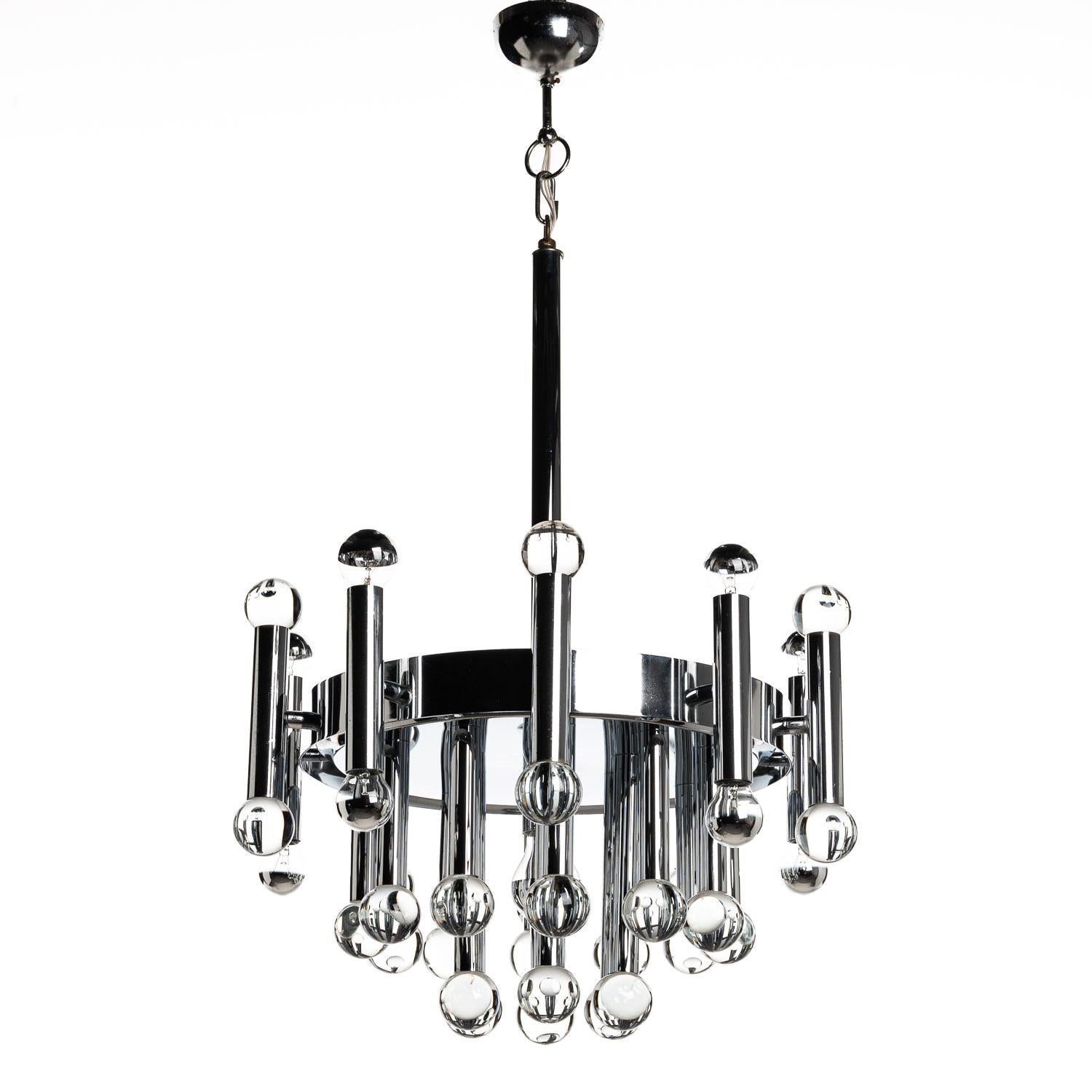 This is a stunning example of a Gaetano Sciolari pendant lamp from the 1970s. Ten E14 bulbs sitting on the top and bottom of five bars, altered between bars with glass bubbles. And one E27 bulbs radiate from a polished chrome base. The light from