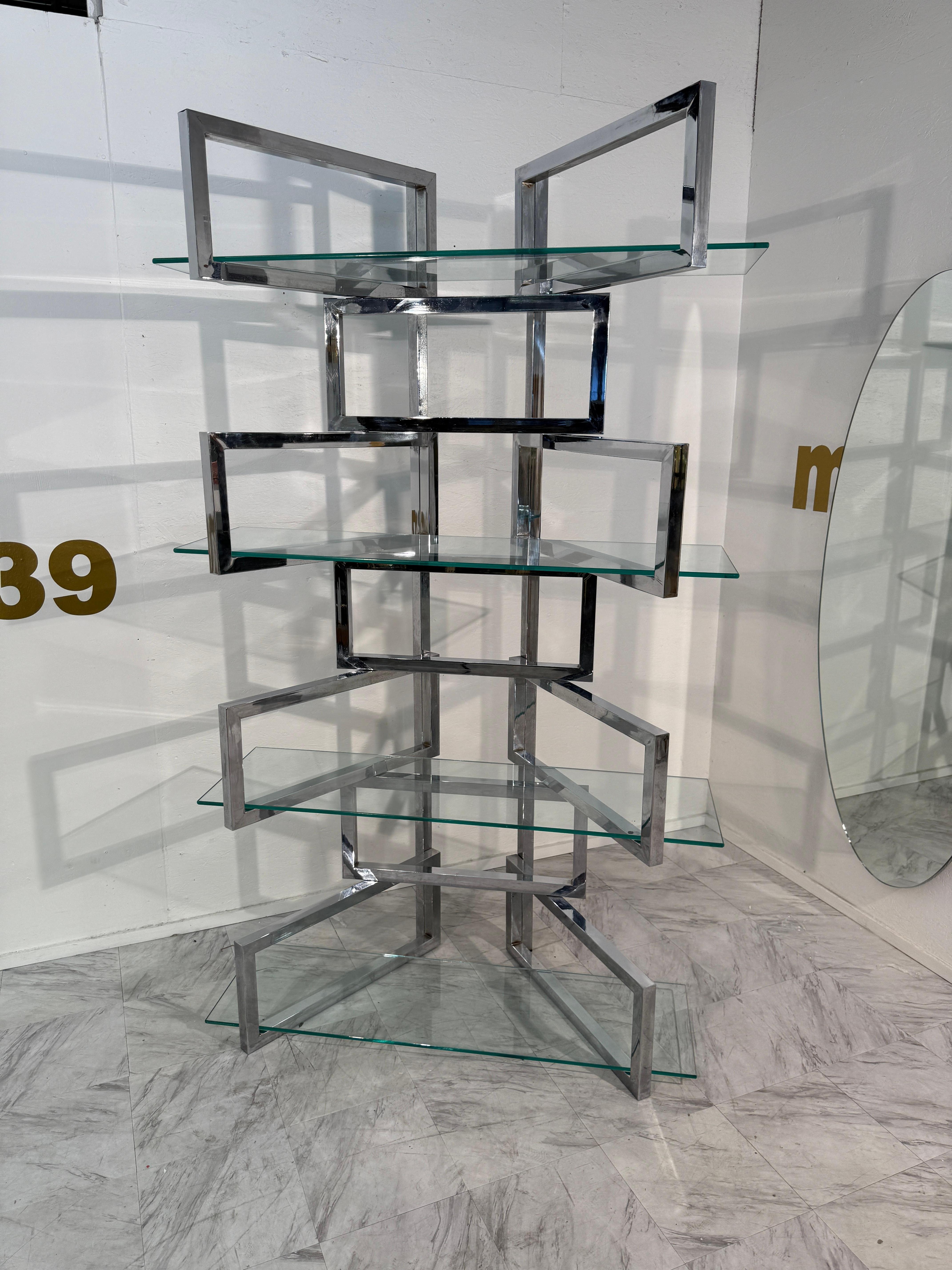 Élégante étagère en verre et en chrome des années 1970. Dotée d'un cadre géométrique audacieux en chrome et de cinq étagères en verre, cette pièce allie un design élégant à un espace d'exposition pratique.

La finition en chrome poli et la structure