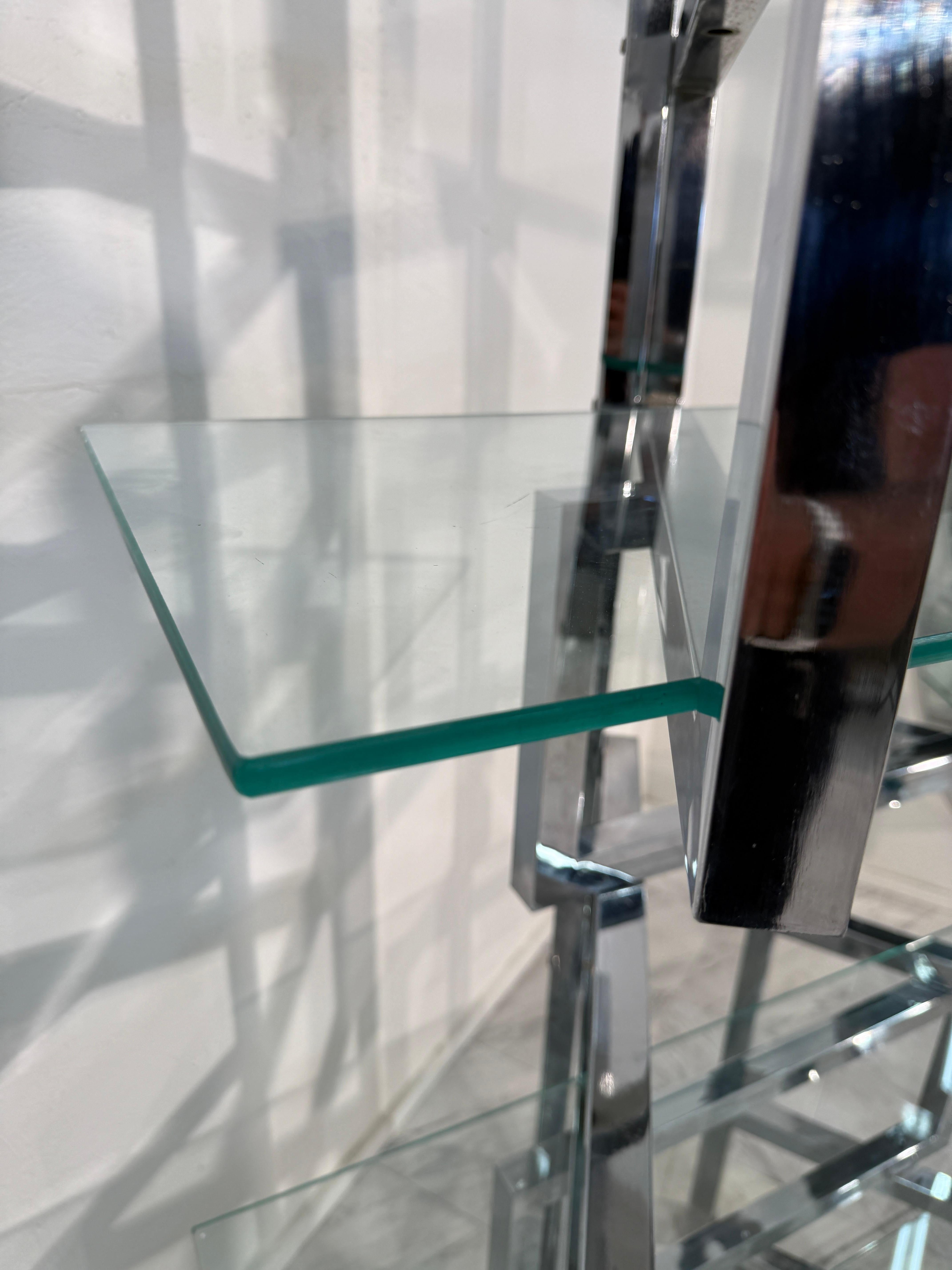 Étagère géométrique en chrome et verre des années 1970 Bon état - En vente à Los Angeles, CA