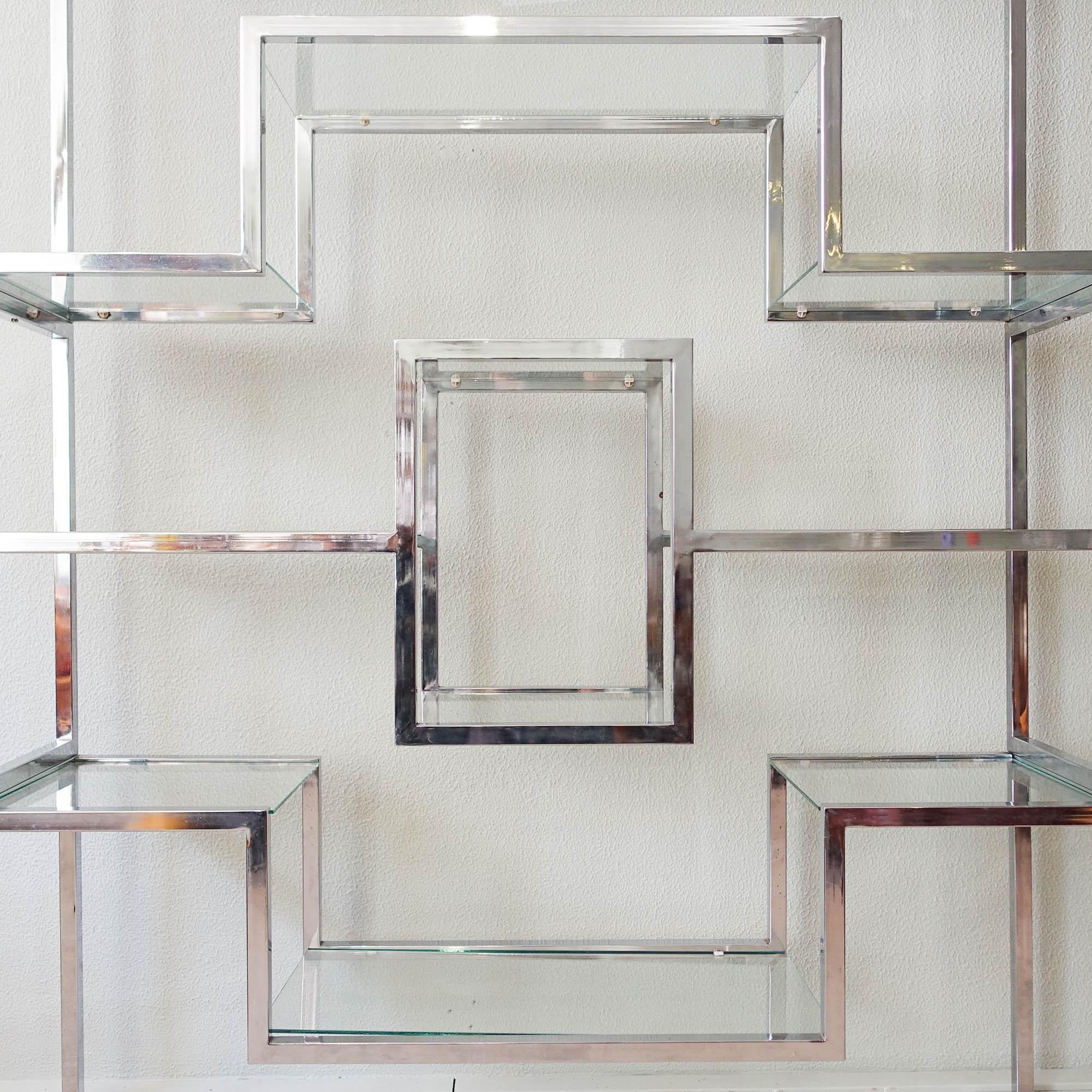 Mid-Century Modern Étagère en chrome et verre des années 1970 dans le style de Romeo Rega en vente