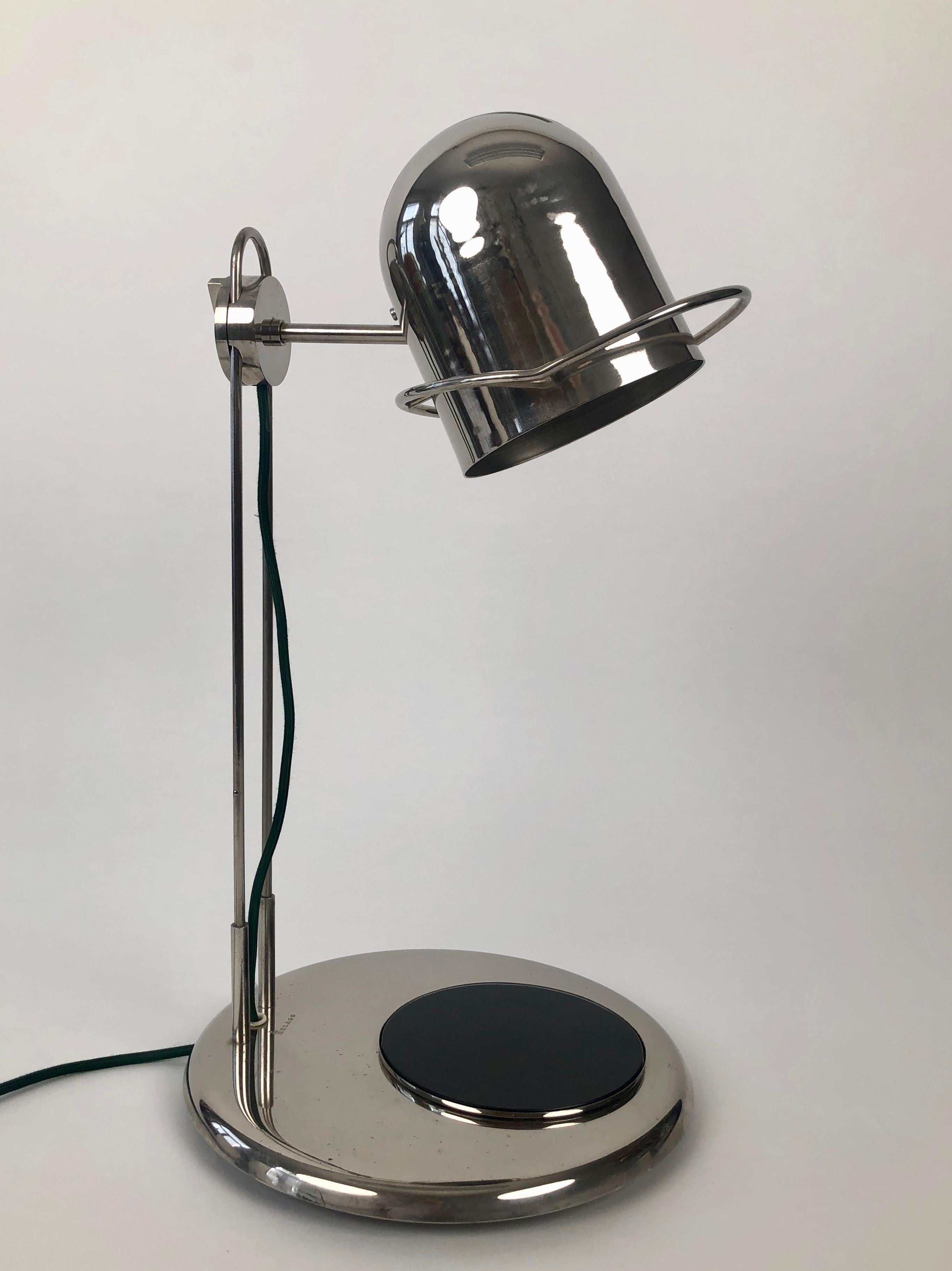 Esta es una inusual lámpara de mesa de la década de 1970. Puede haberse utilizado para la industria . Su uso real sigue siendo un misterio.
Está muy bien hecha, con el cromado en muy buen estado. El cable original era verde y se ha sustituido por