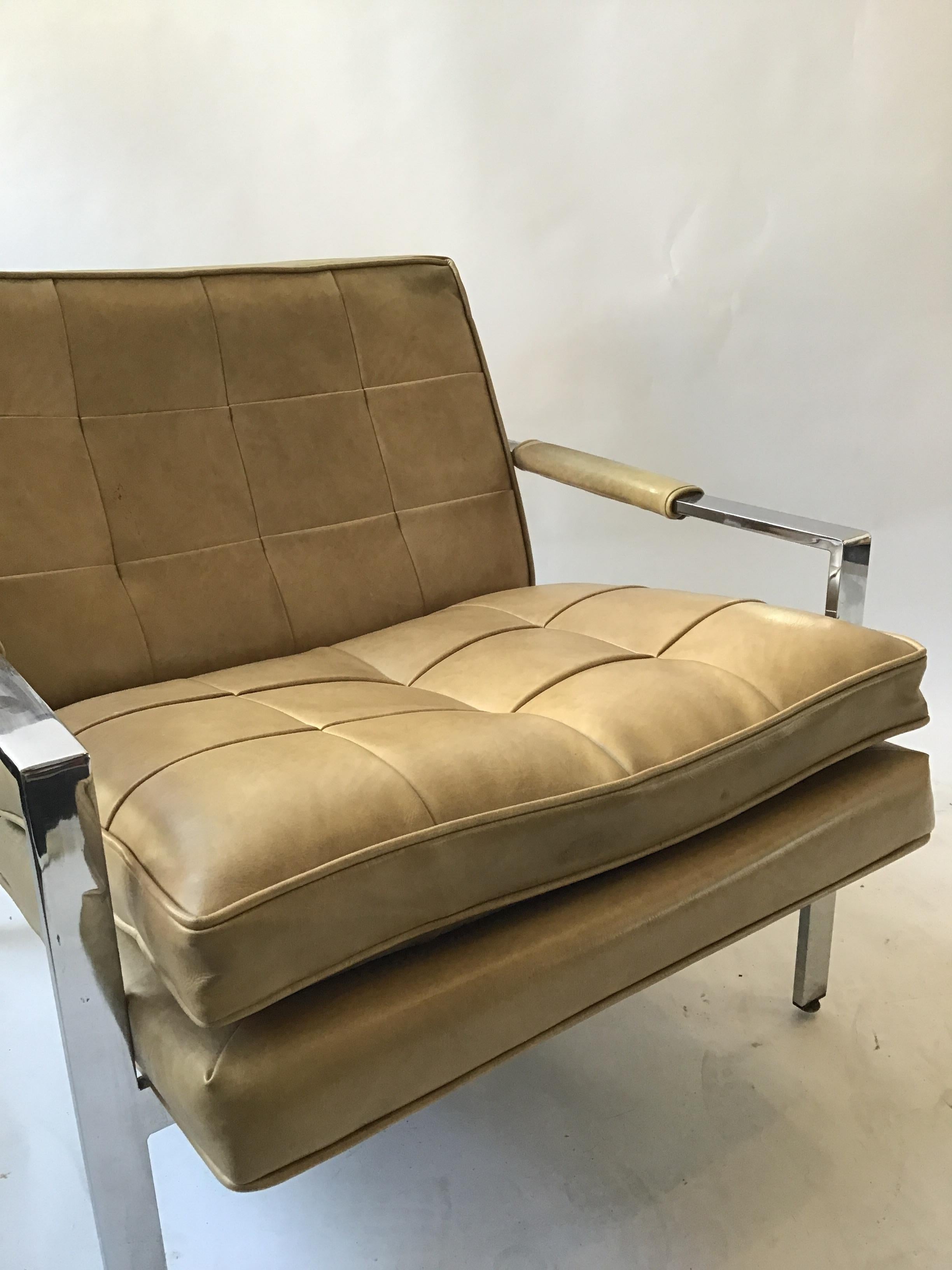 1970s chrome lounge chair. Frame has scratches. Needs to be reupholstered.